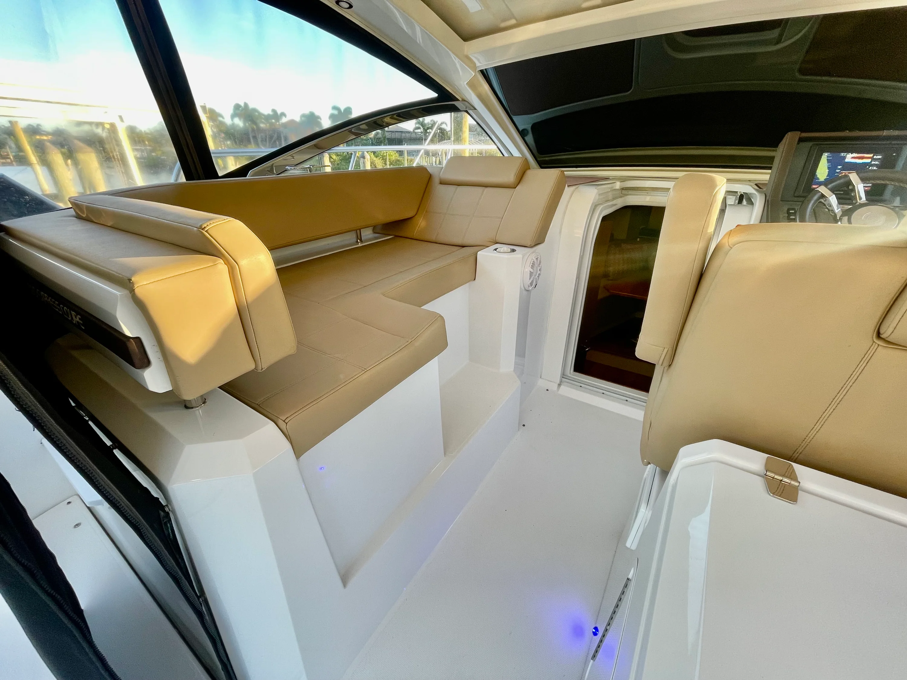 2016 Cruisers Yachts 390 EXPRESS COUPE Image Thumbnail #13