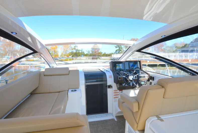 2016 Cruisers Yachts 390 EXPRESS COUPE Image Thumbnail #7