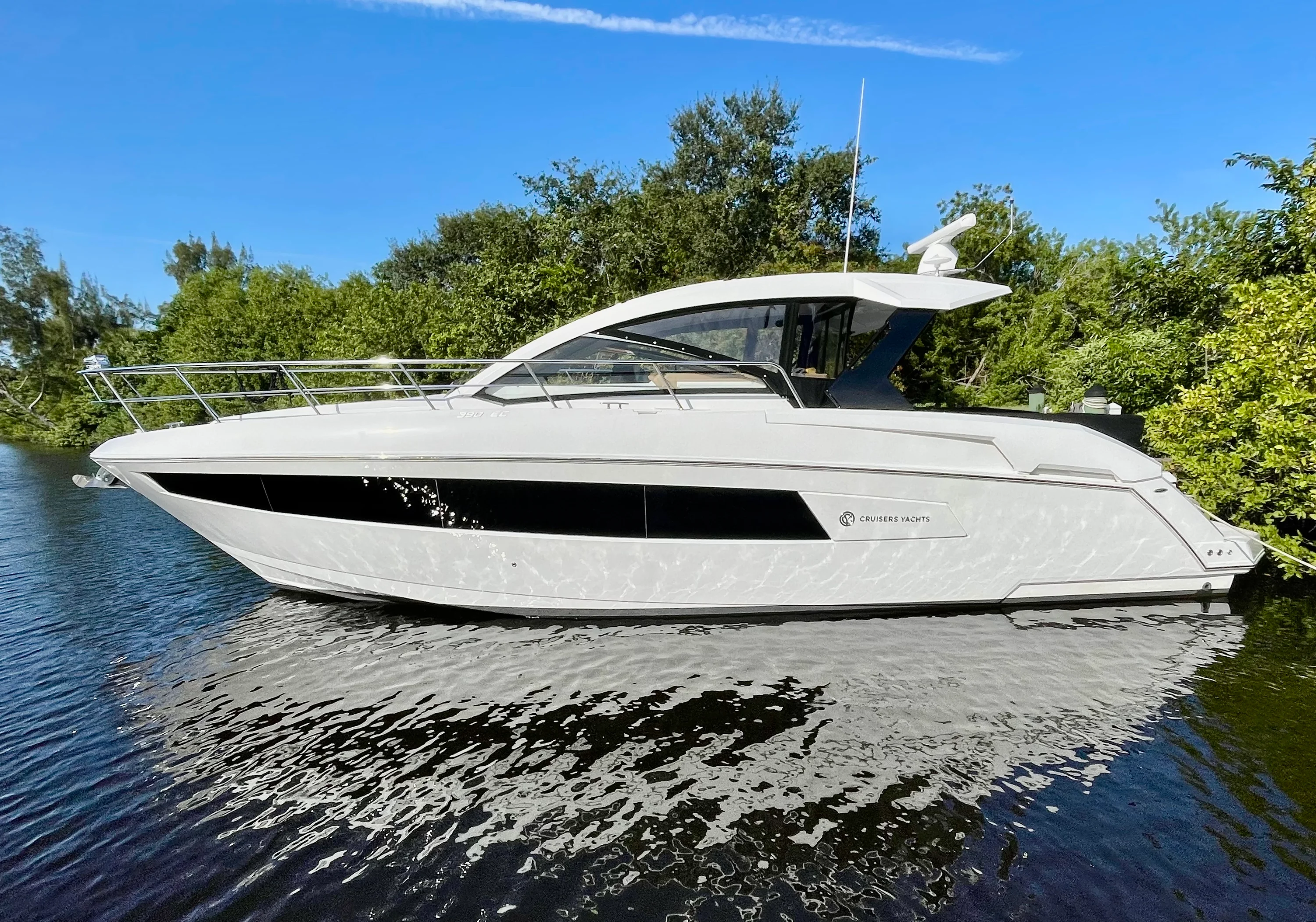 2016 Cruisers Yachts 390 EXPRESS COUPE Image Thumbnail #46