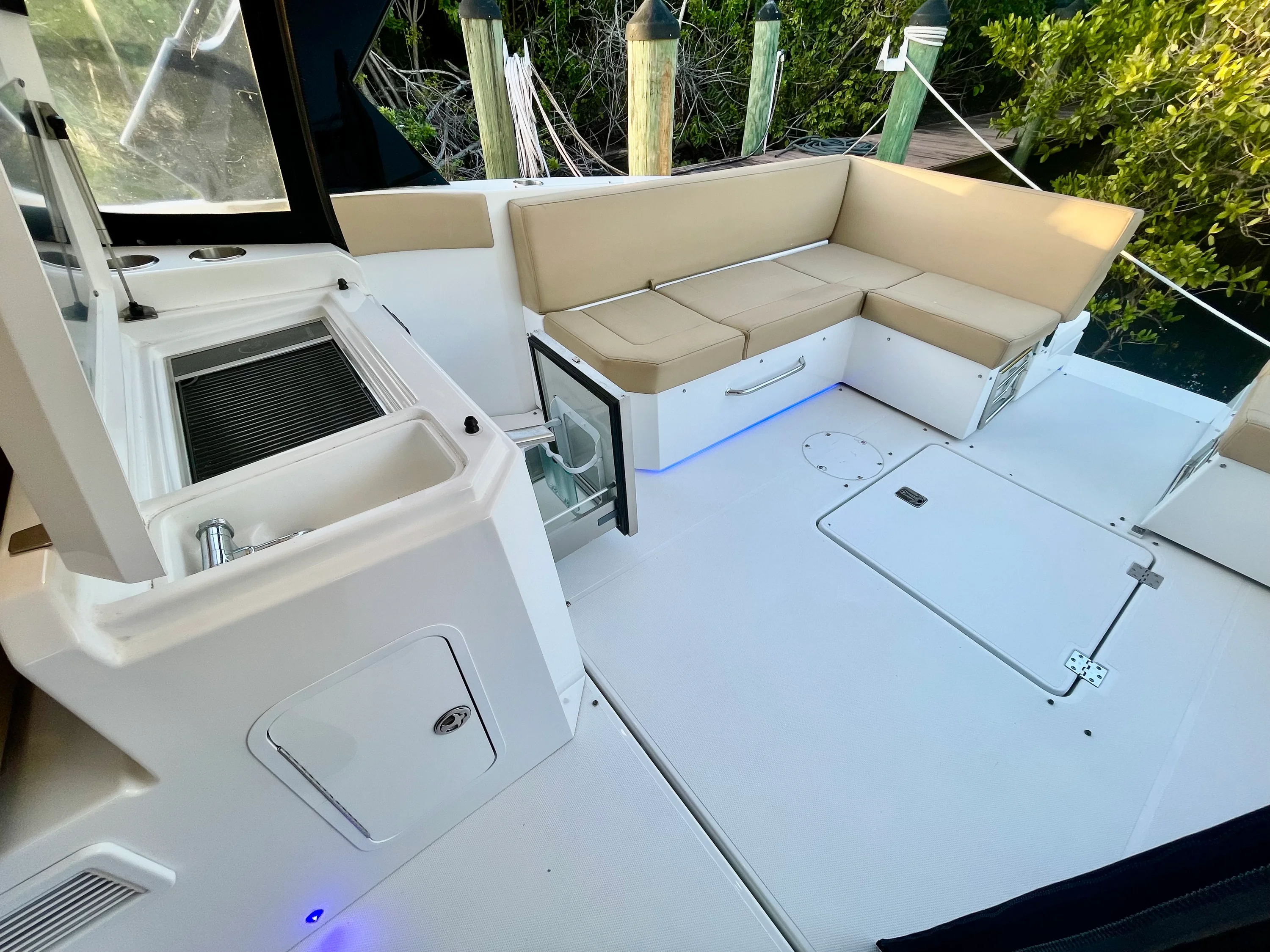 2016 Cruisers Yachts 390 EXPRESS COUPE Image Thumbnail #15