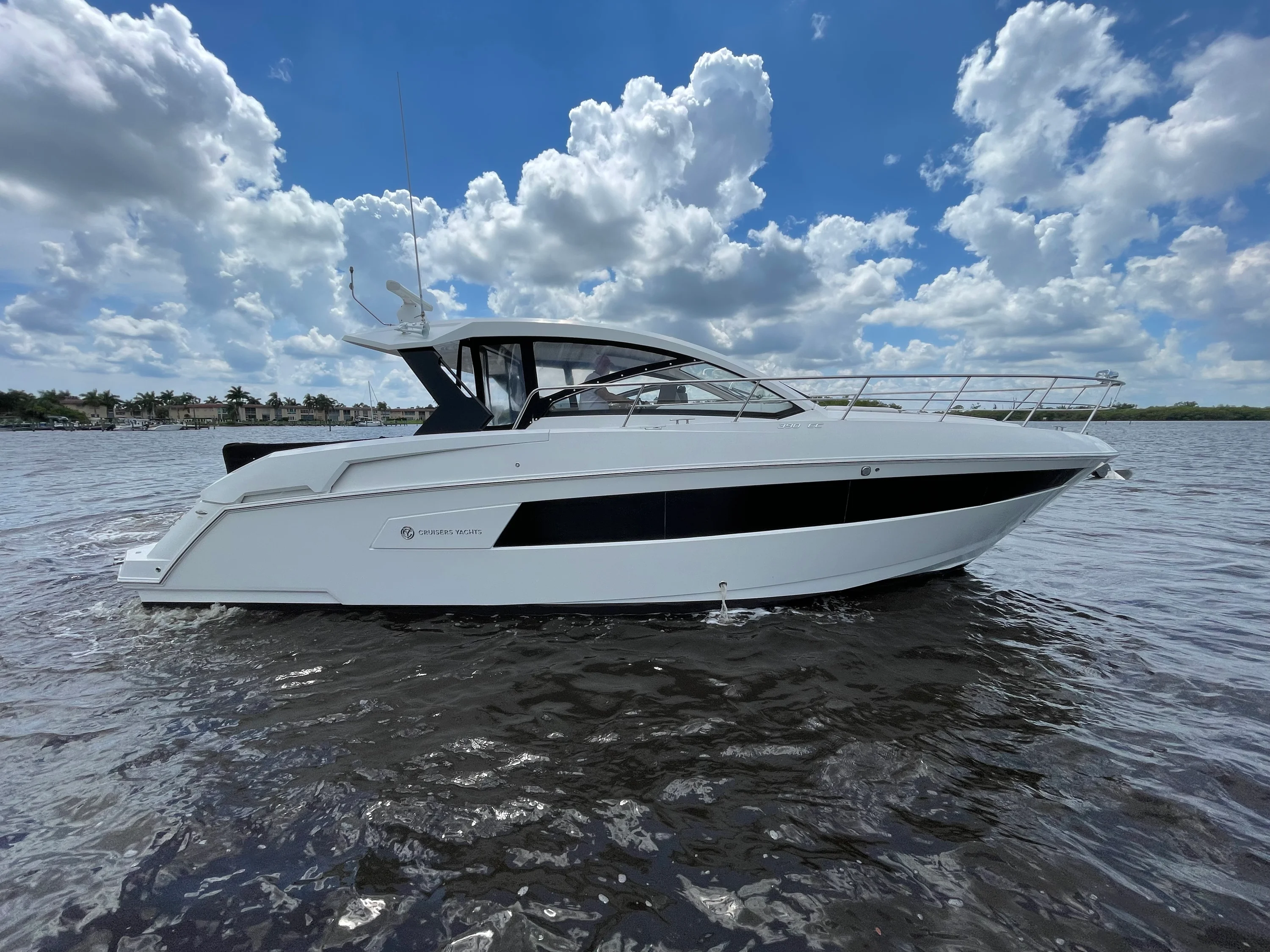 2016 Cruisers Yachts 390 EXPRESS COUPE Image Thumbnail #3