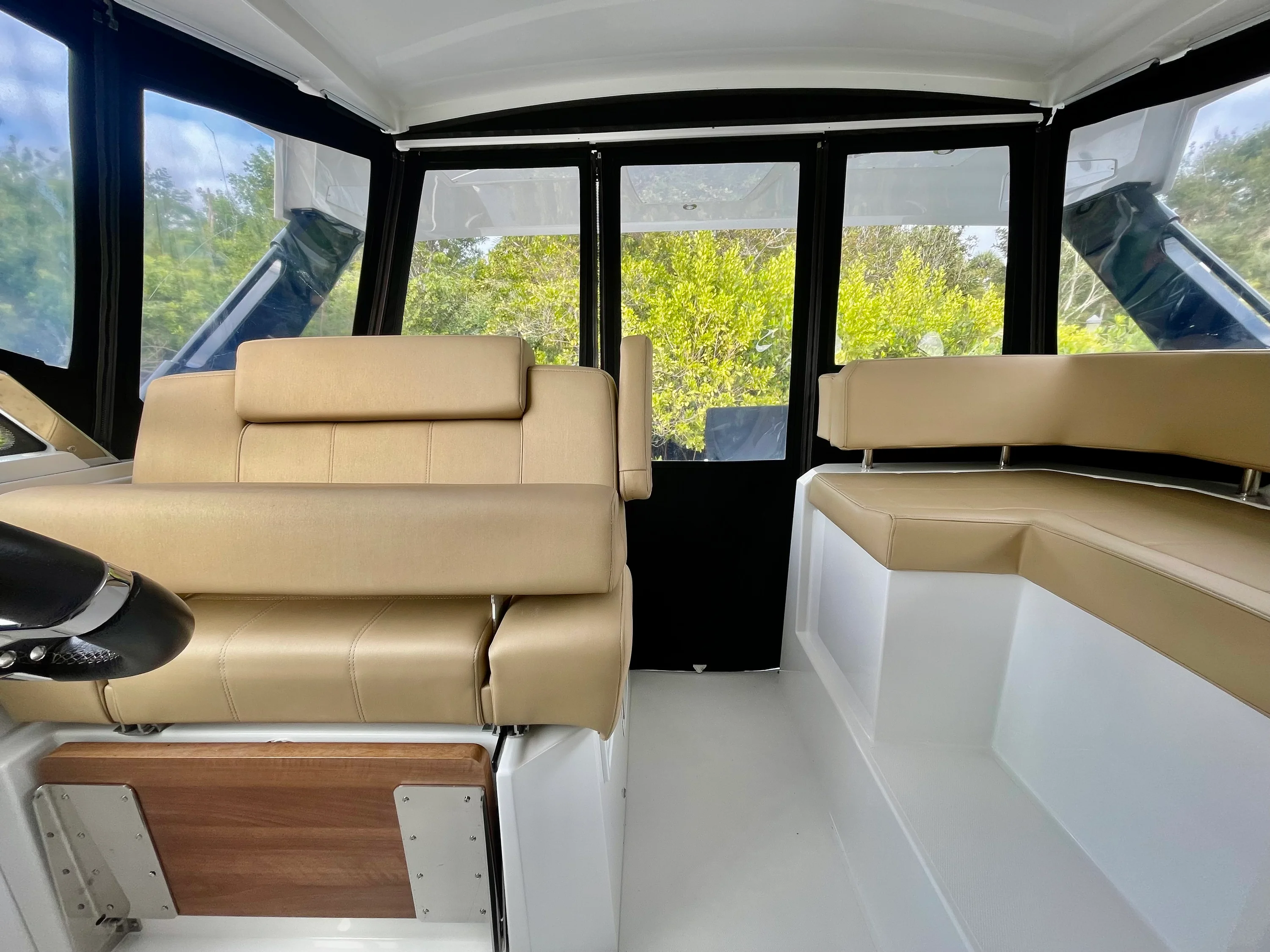 2016 Cruisers Yachts 390 EXPRESS COUPE Image Thumbnail #8