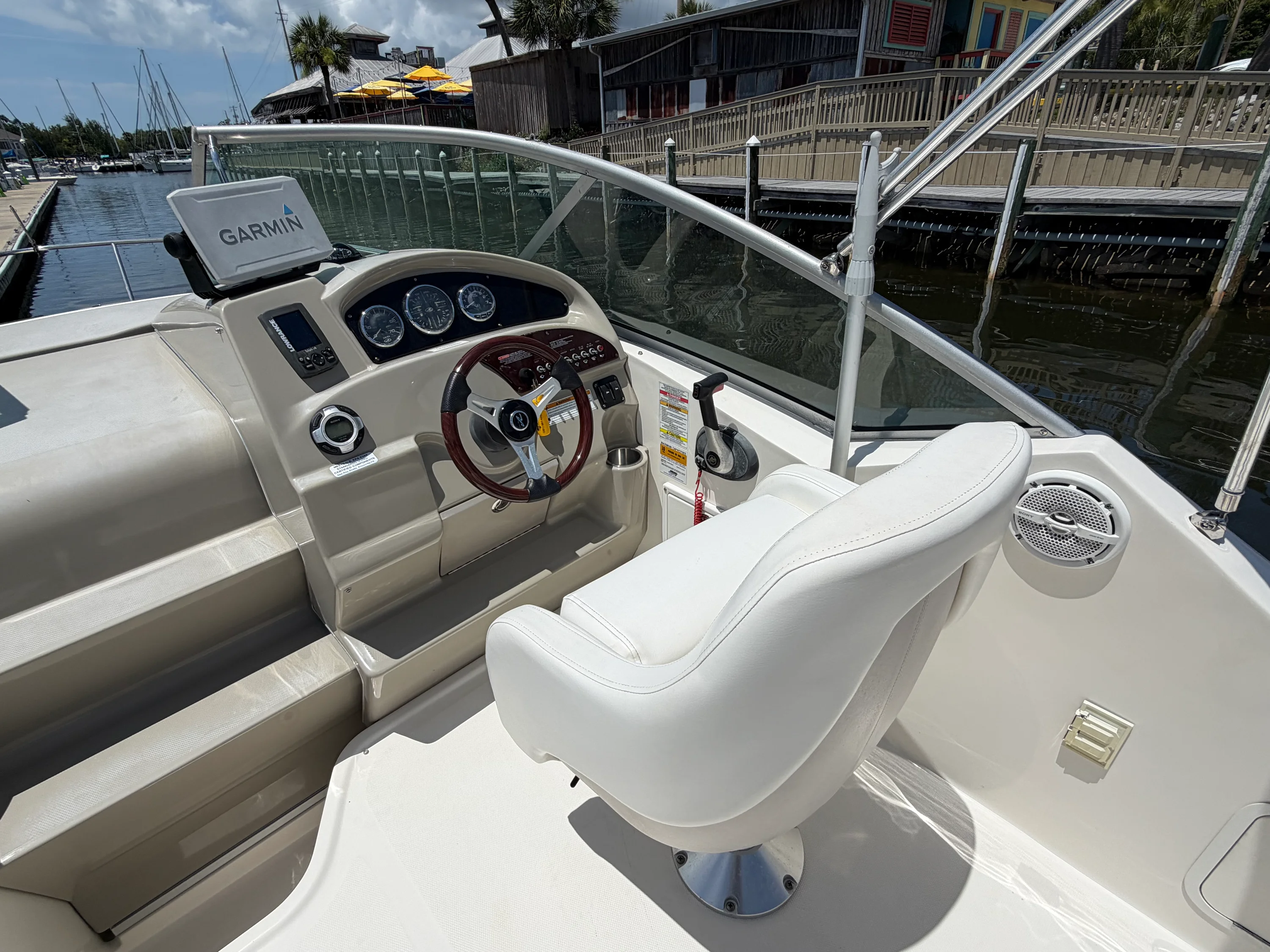 2011 Sea Ray 240 SUNDANCER Image Thumbnail #8