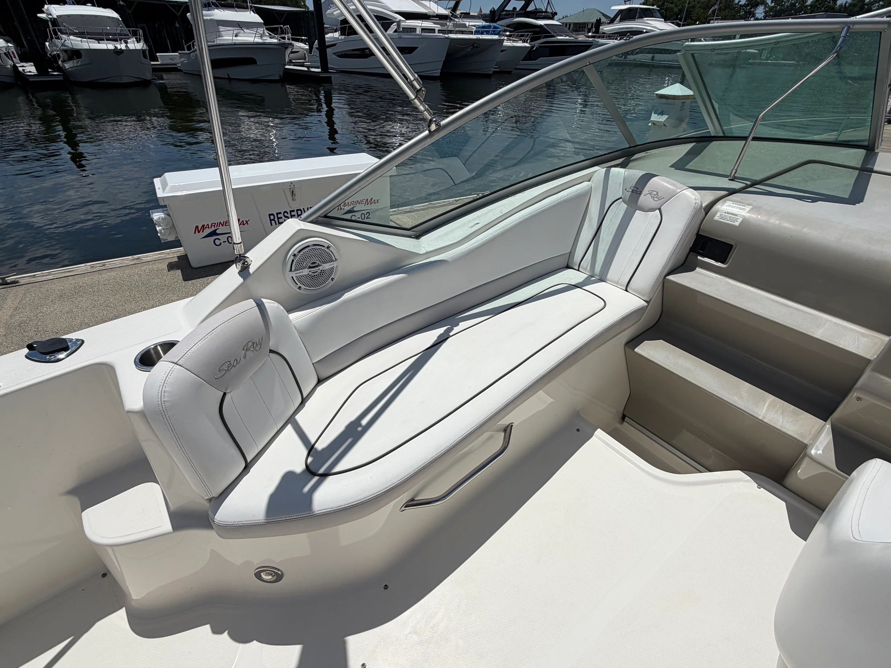 2011 Sea Ray 240 SUNDANCER Image Thumbnail #9