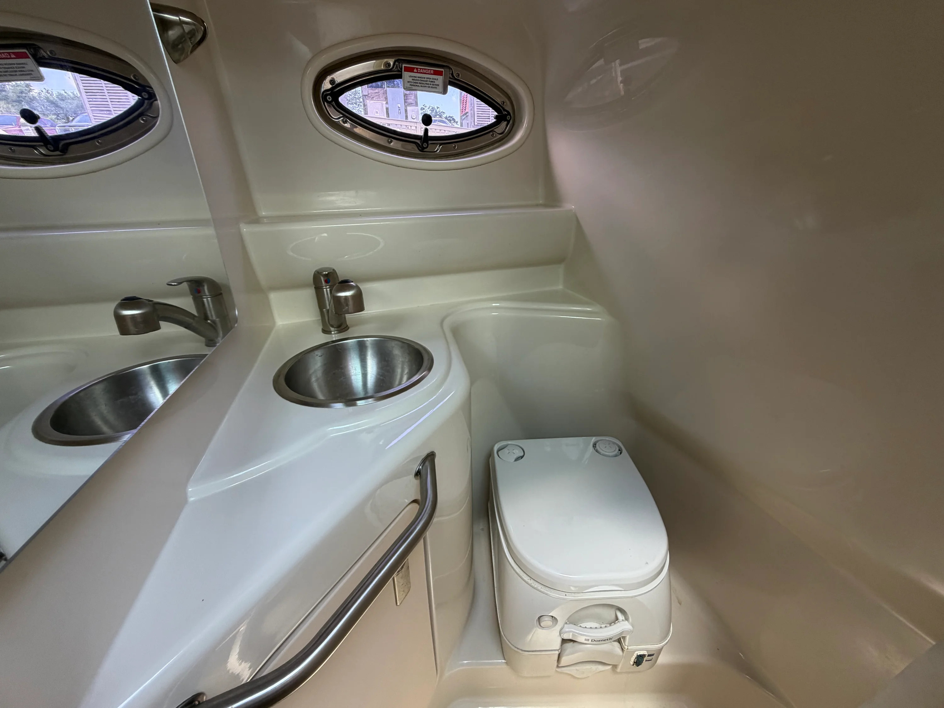 2011 Sea Ray 240 SUNDANCER Image Thumbnail #40