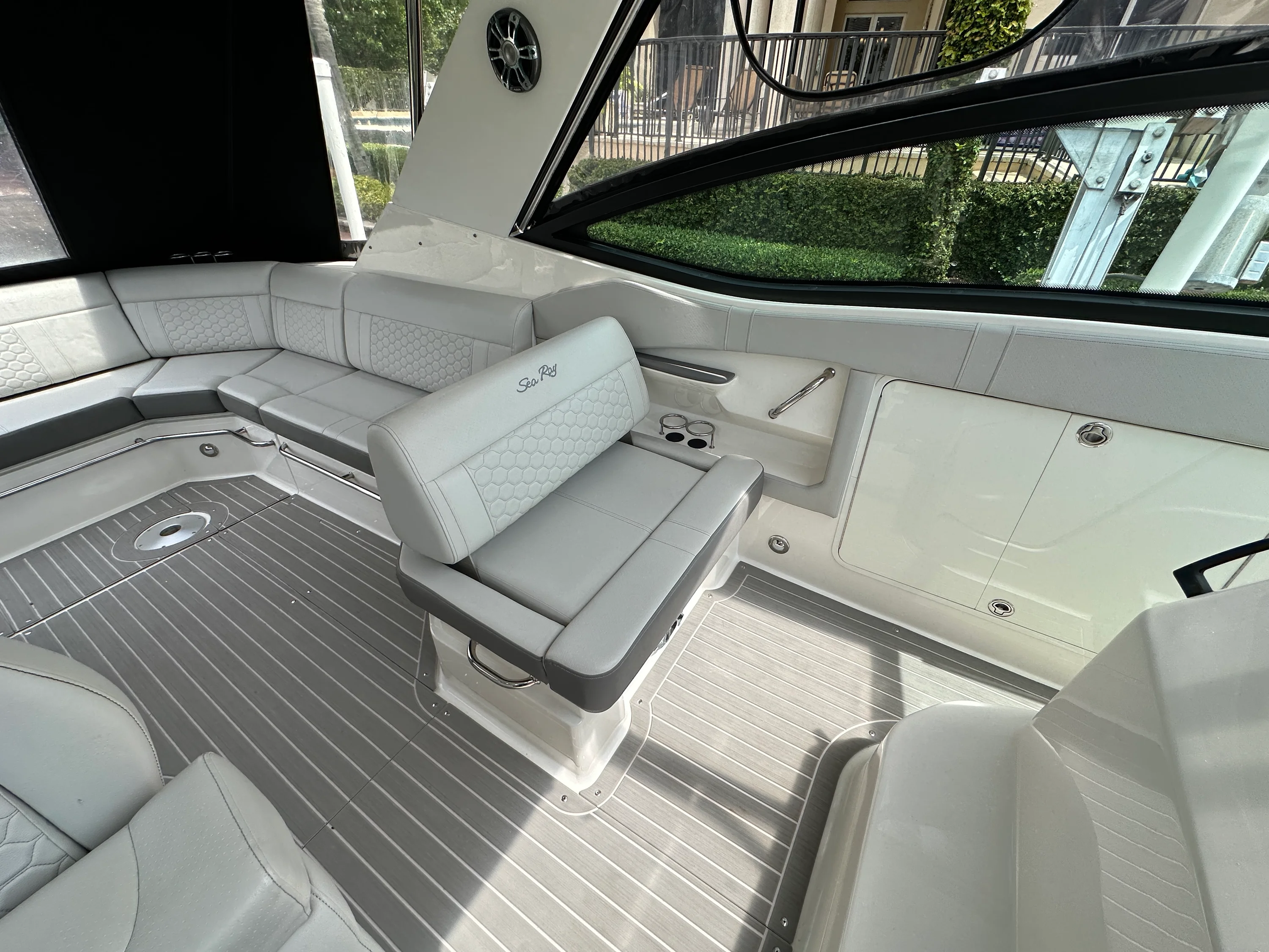 2022 Sea Ray 320 SUNDANCER OB Image Thumbnail #5