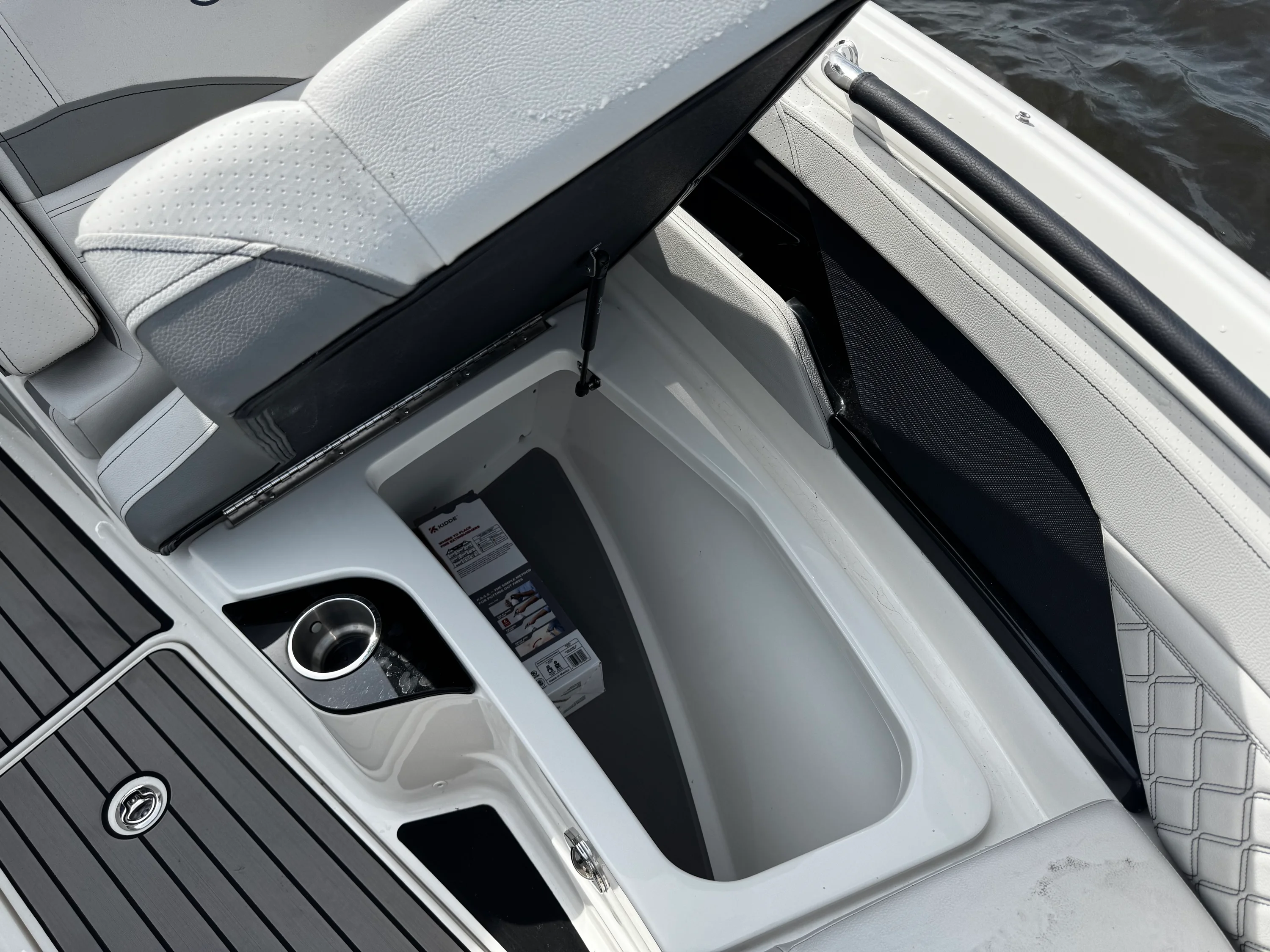 2025 Sea Ray 260 SLX OB Image Thumbnail #29