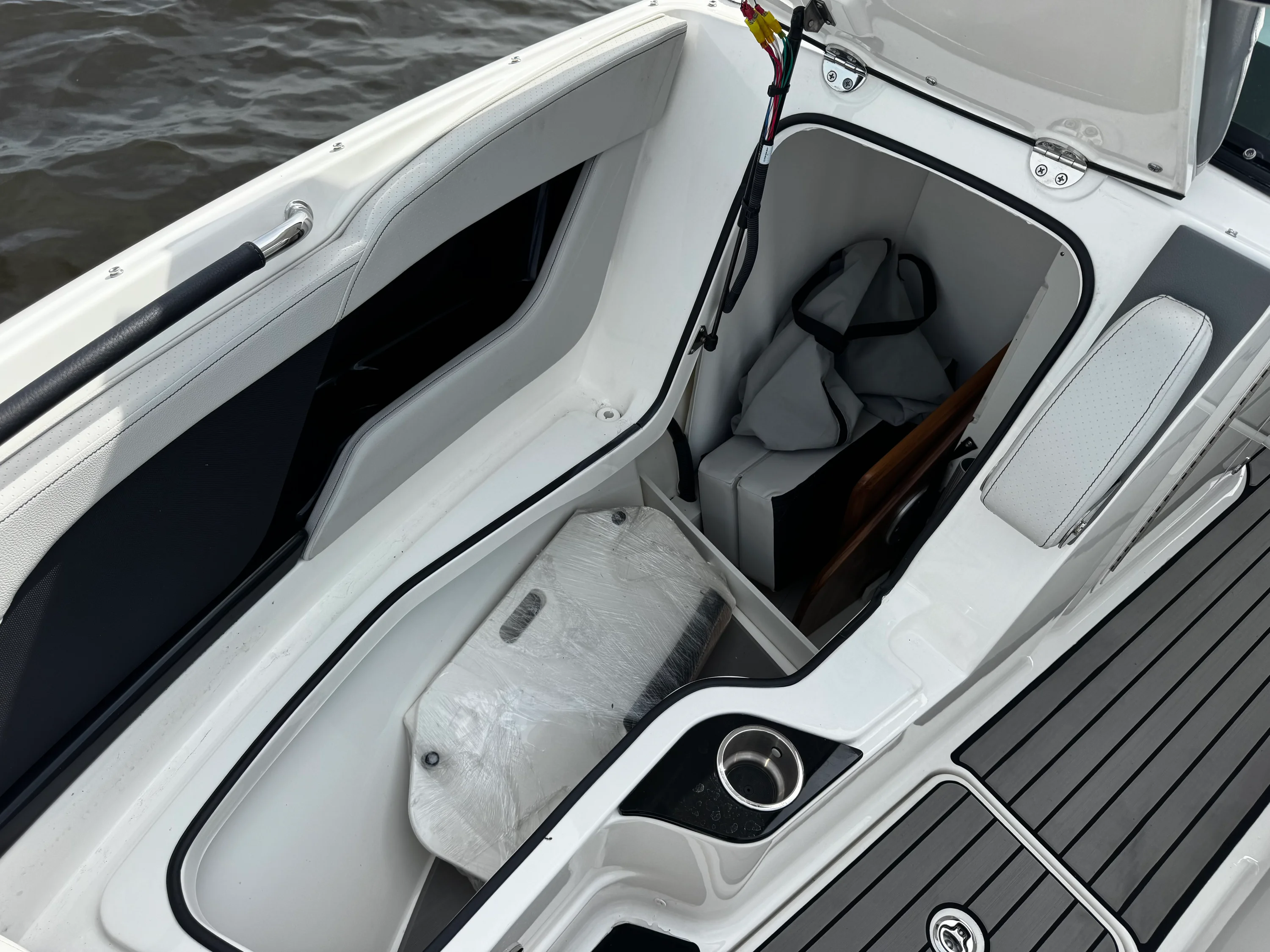 2025 Sea Ray 260 SLX OB Image Thumbnail #28