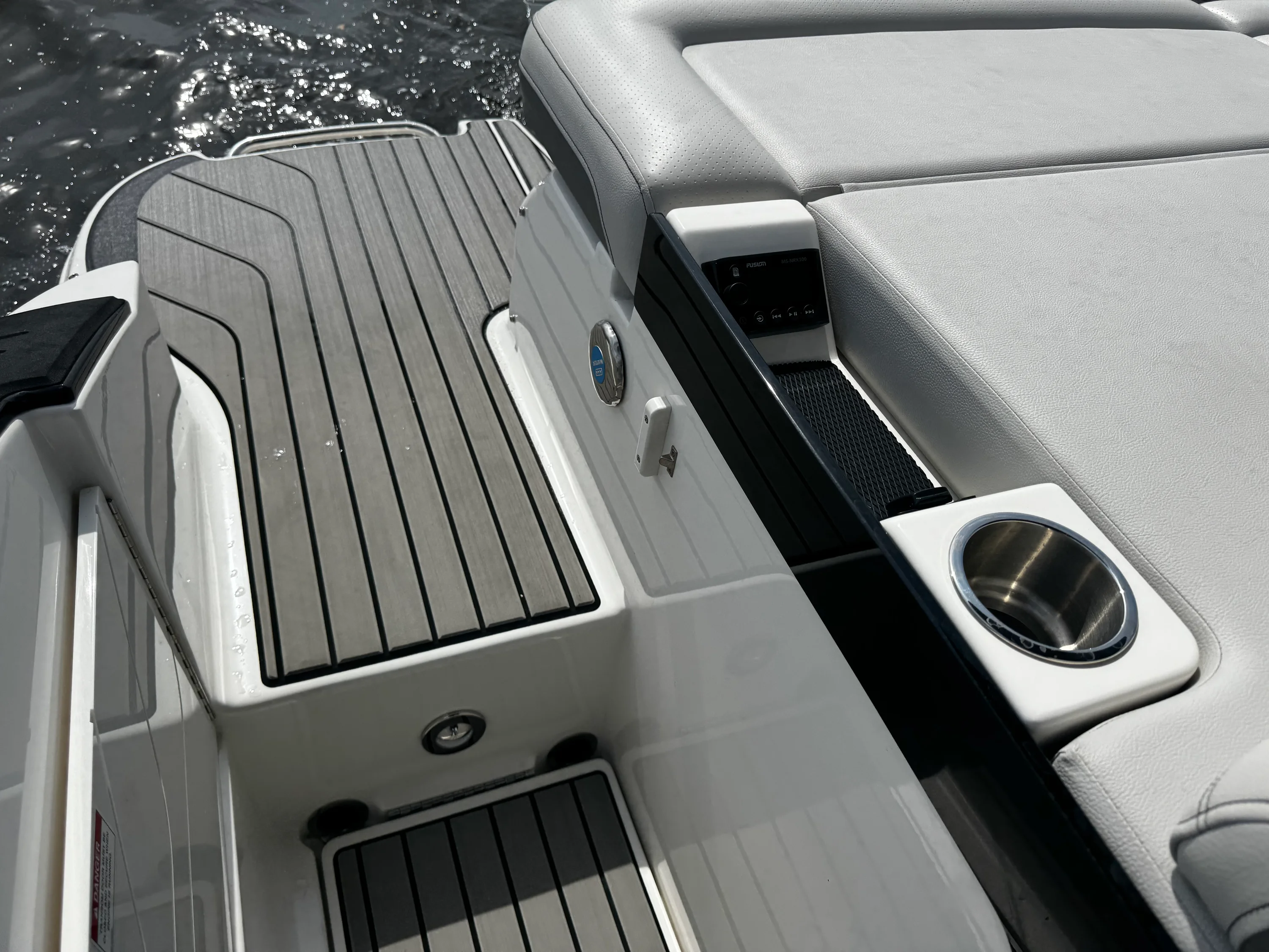 2025 Sea Ray 260 SLX OB Image Thumbnail #14