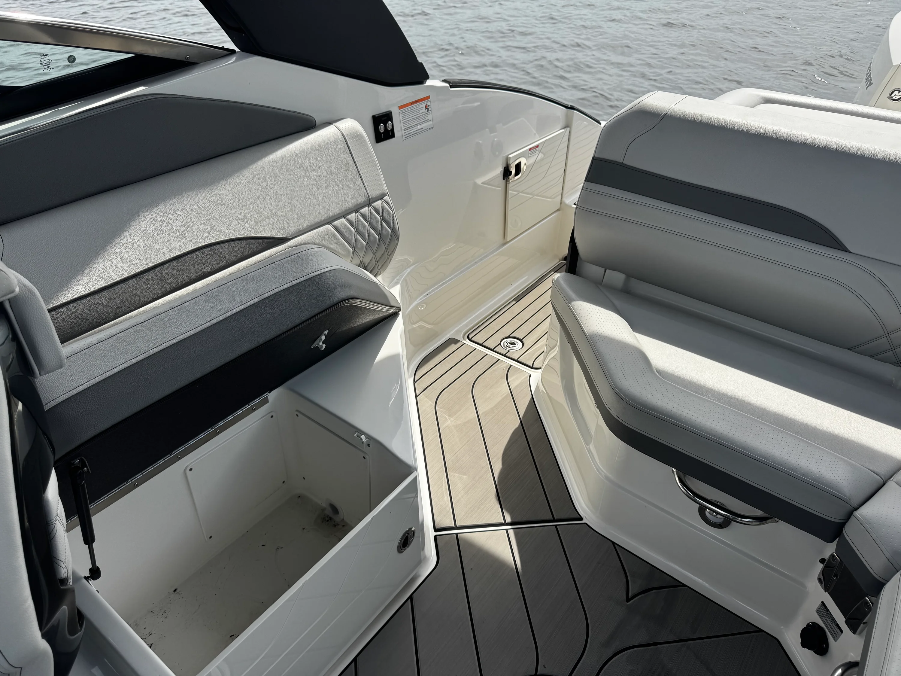 2025 Sea Ray 260 SLX OB Image Thumbnail #18