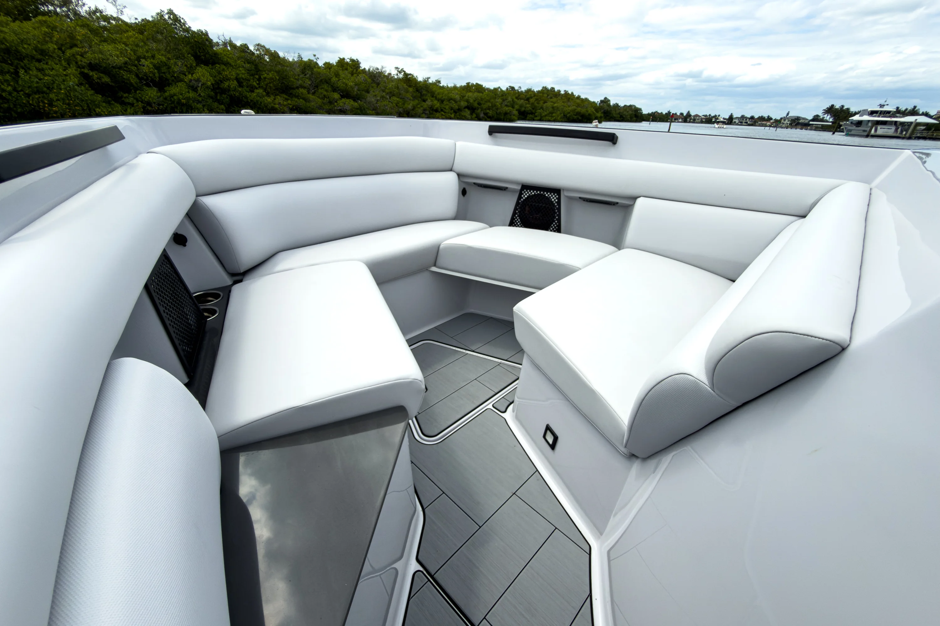 2024 Aviara AV32 Outboard Image Thumbnail #17