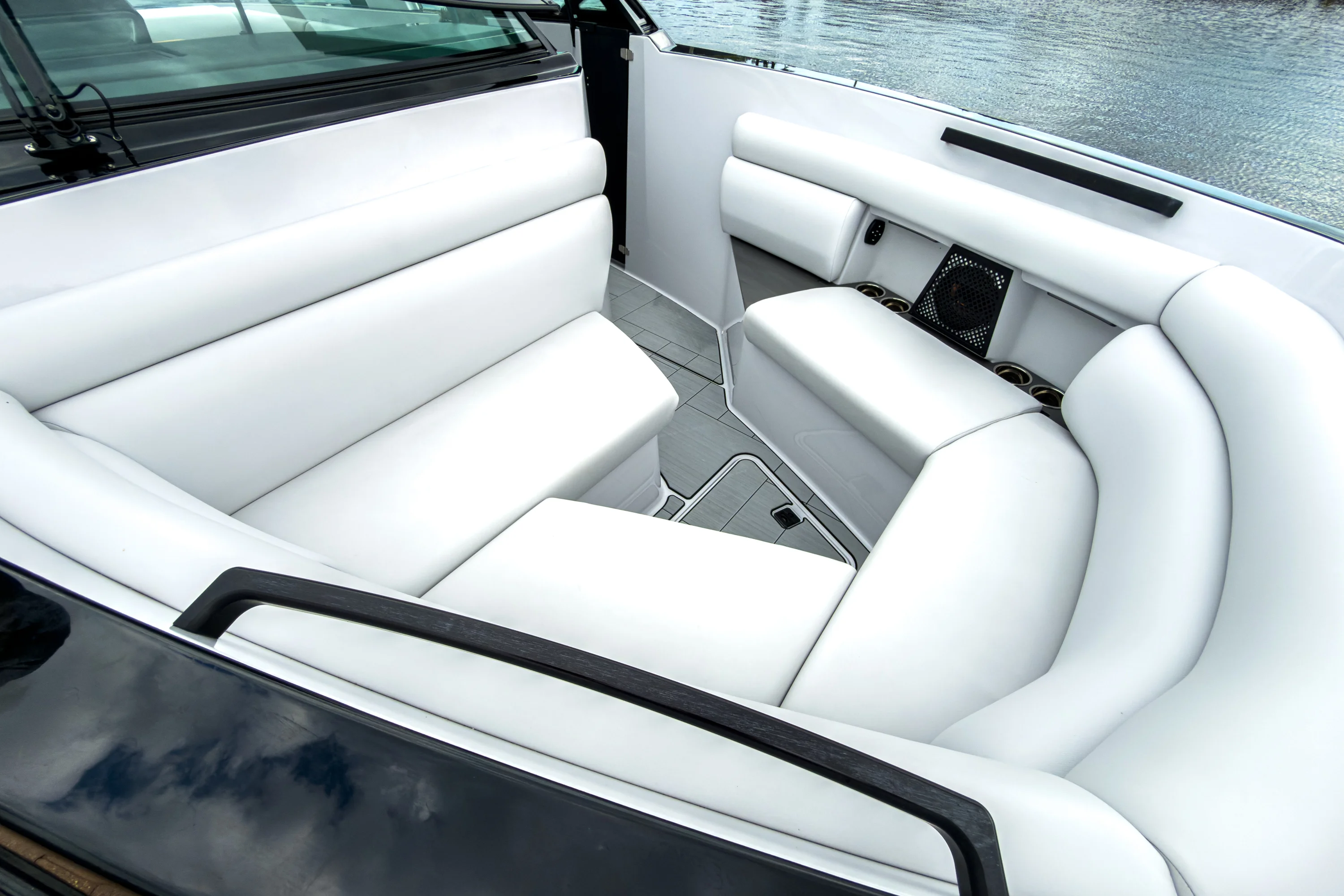 2024 Aviara AV32 Outboard Image Thumbnail #18