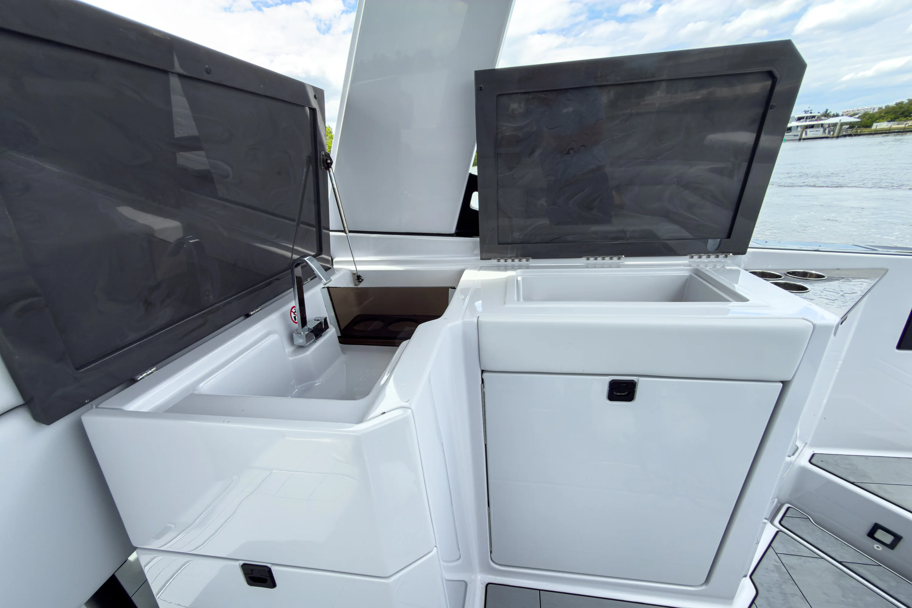 2024 Aviara AV32 Outboard Image Thumbnail #10