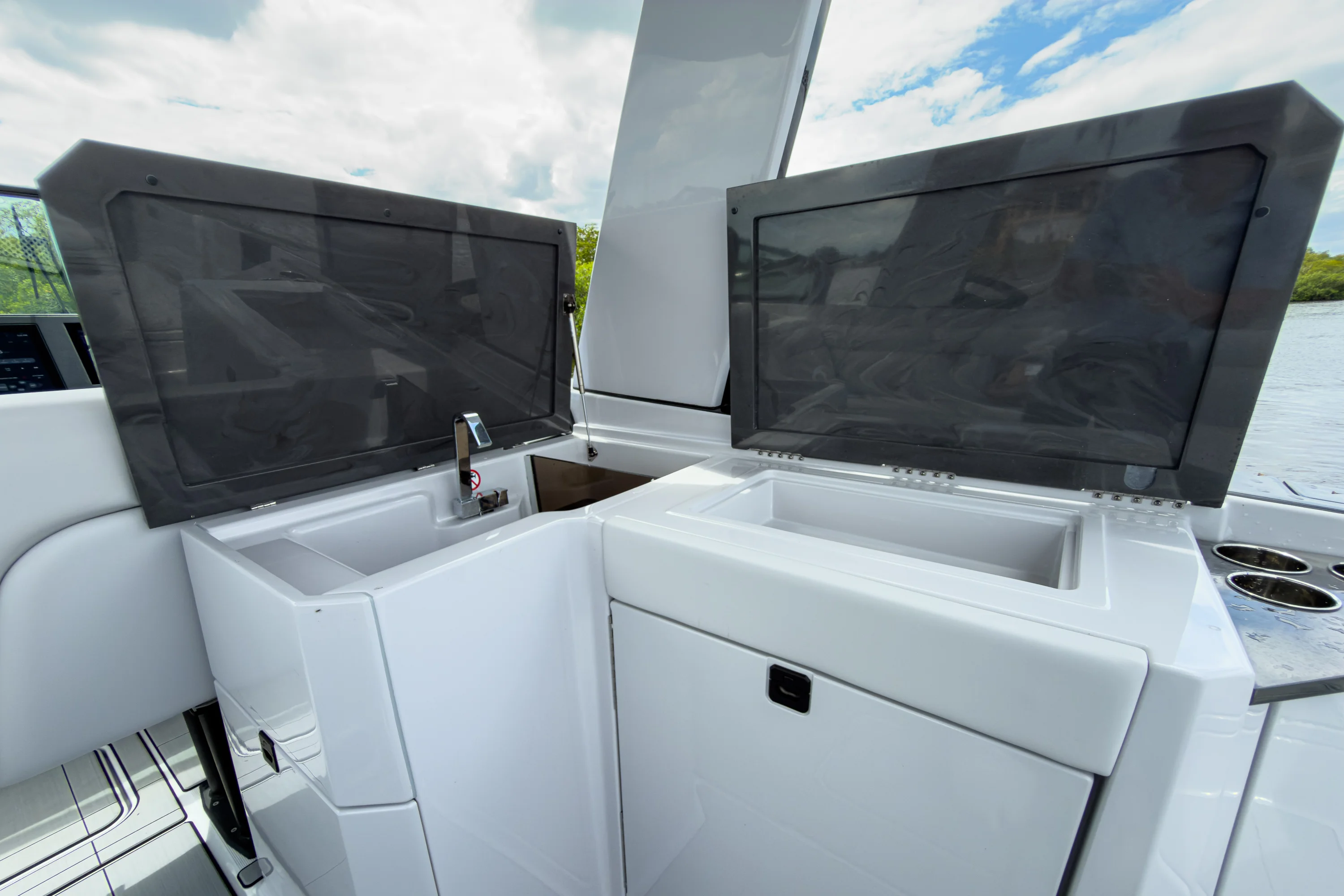 2024 Aviara AV32 Outboard Image Thumbnail #8
