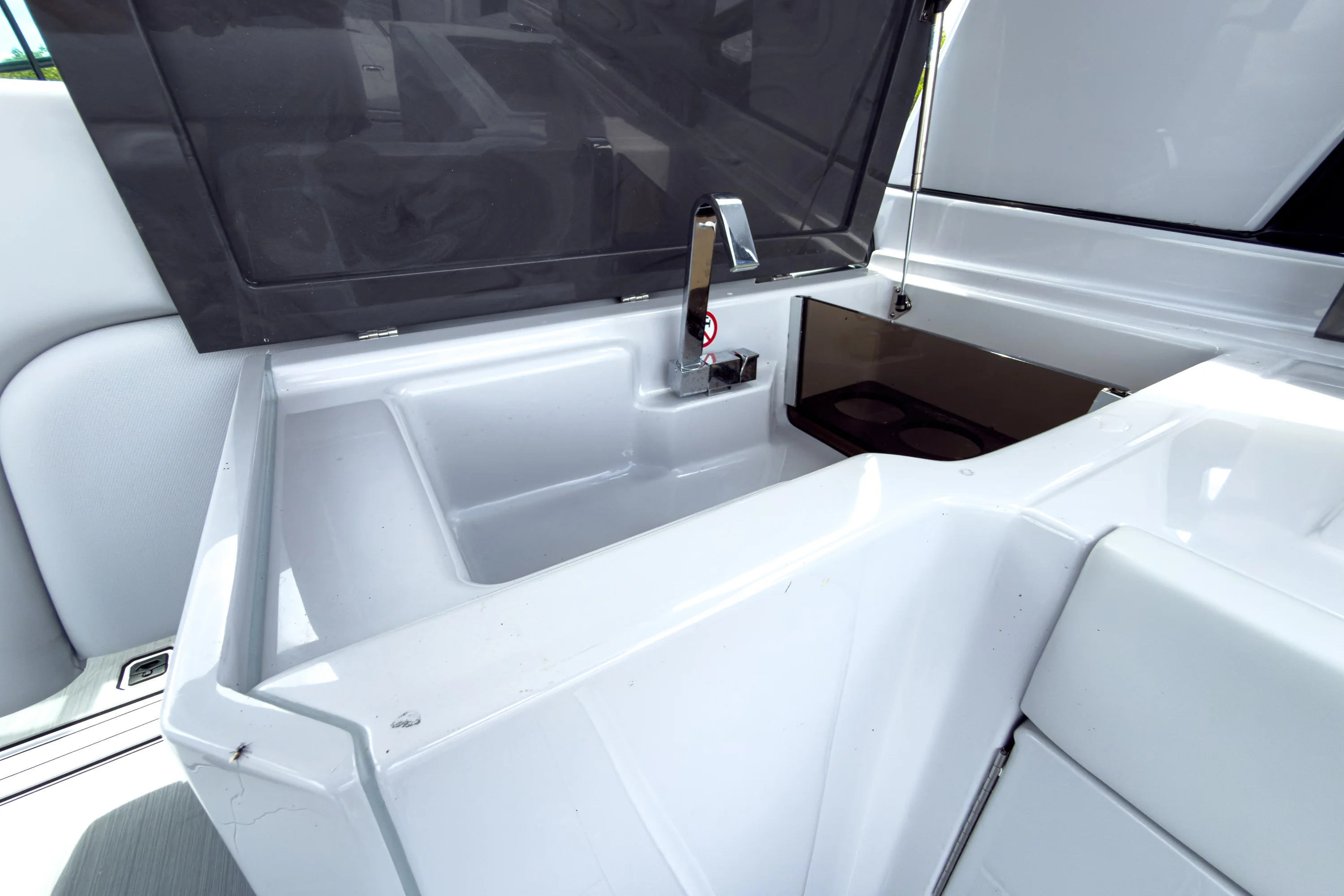 2024 Aviara AV32 Outboard Image Thumbnail #9