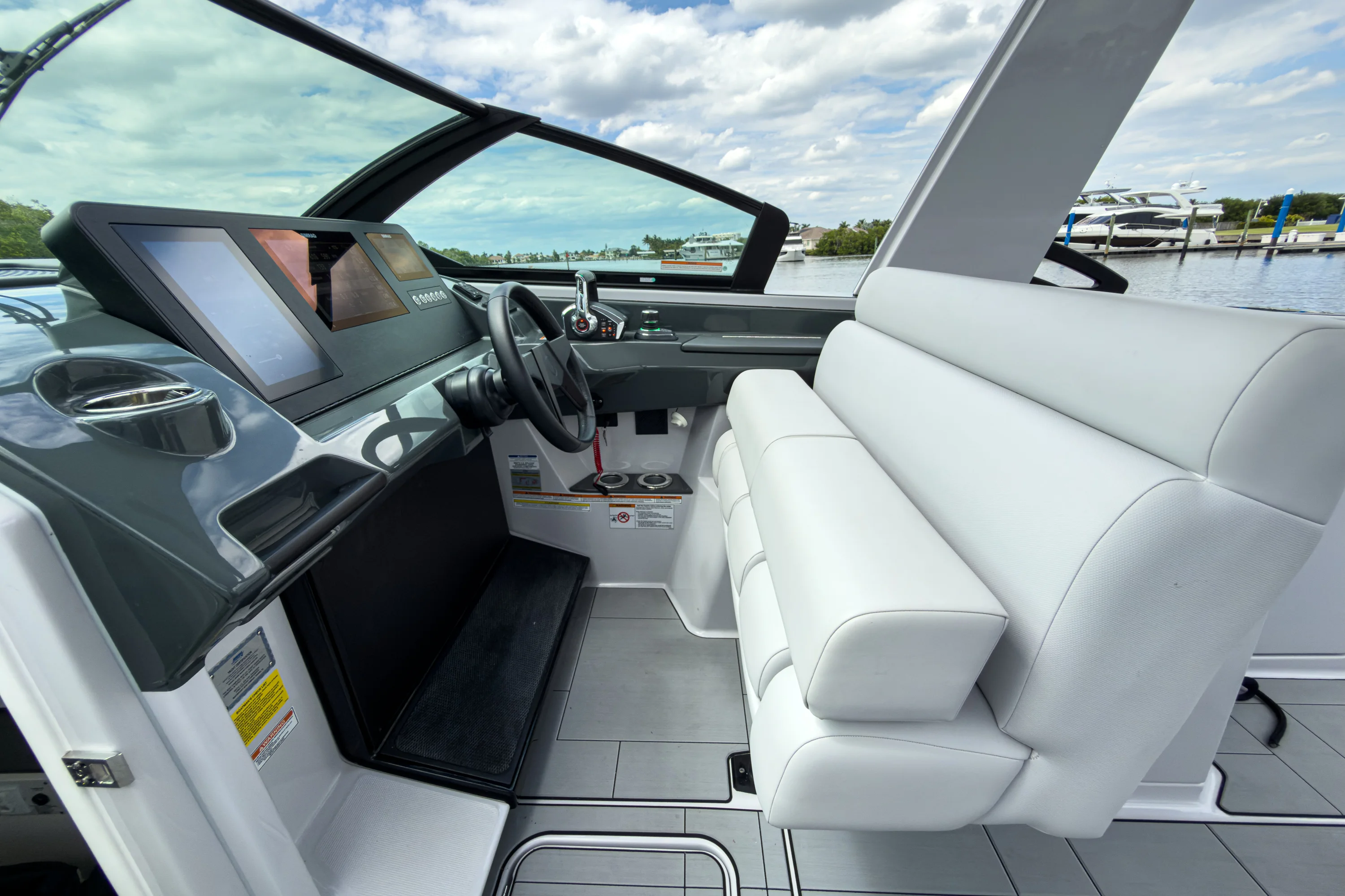 2024 Aviara AV32 Outboard Image Thumbnail #11
