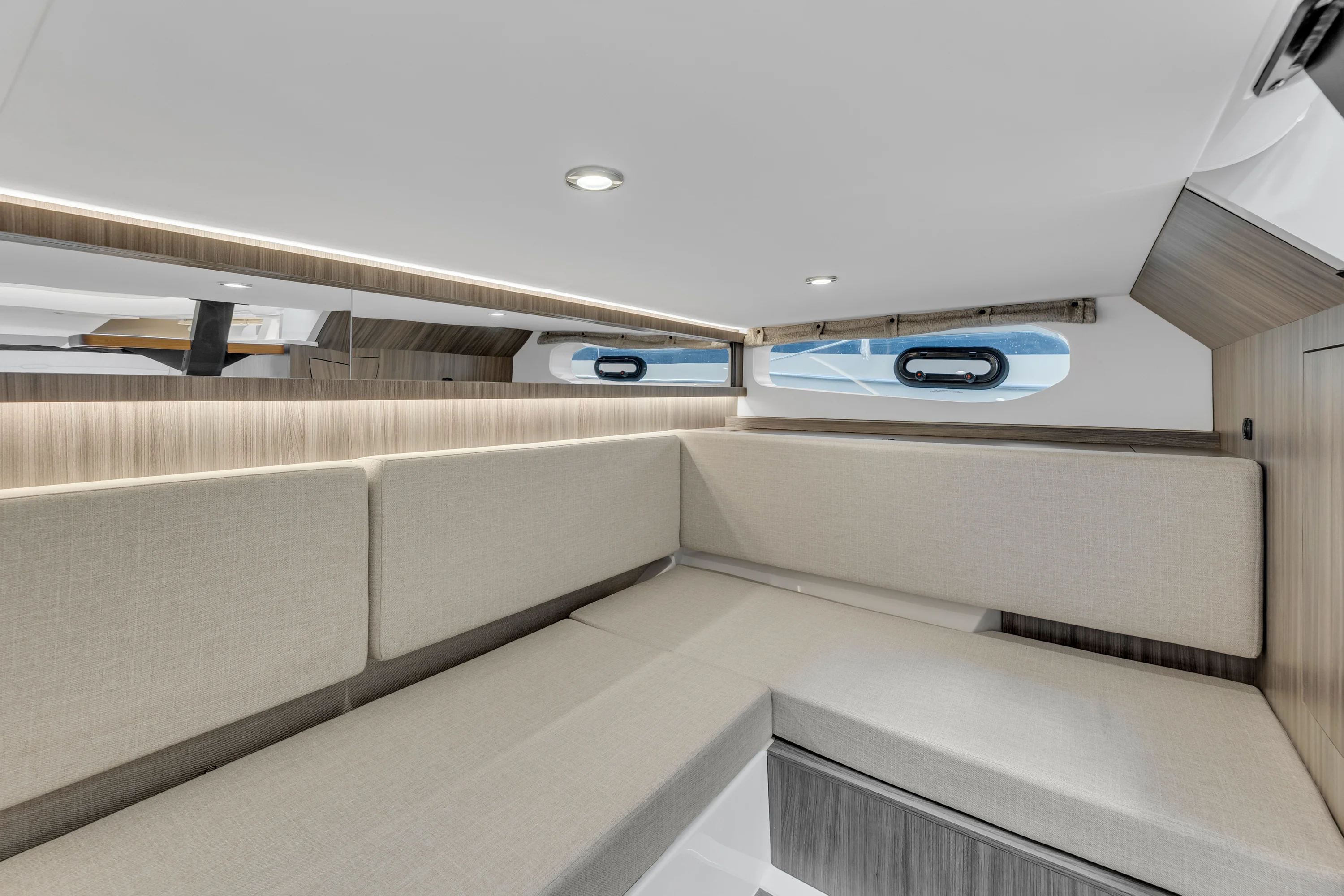 2023 Sea Ray 370 Sundancer Image Thumbnail #39