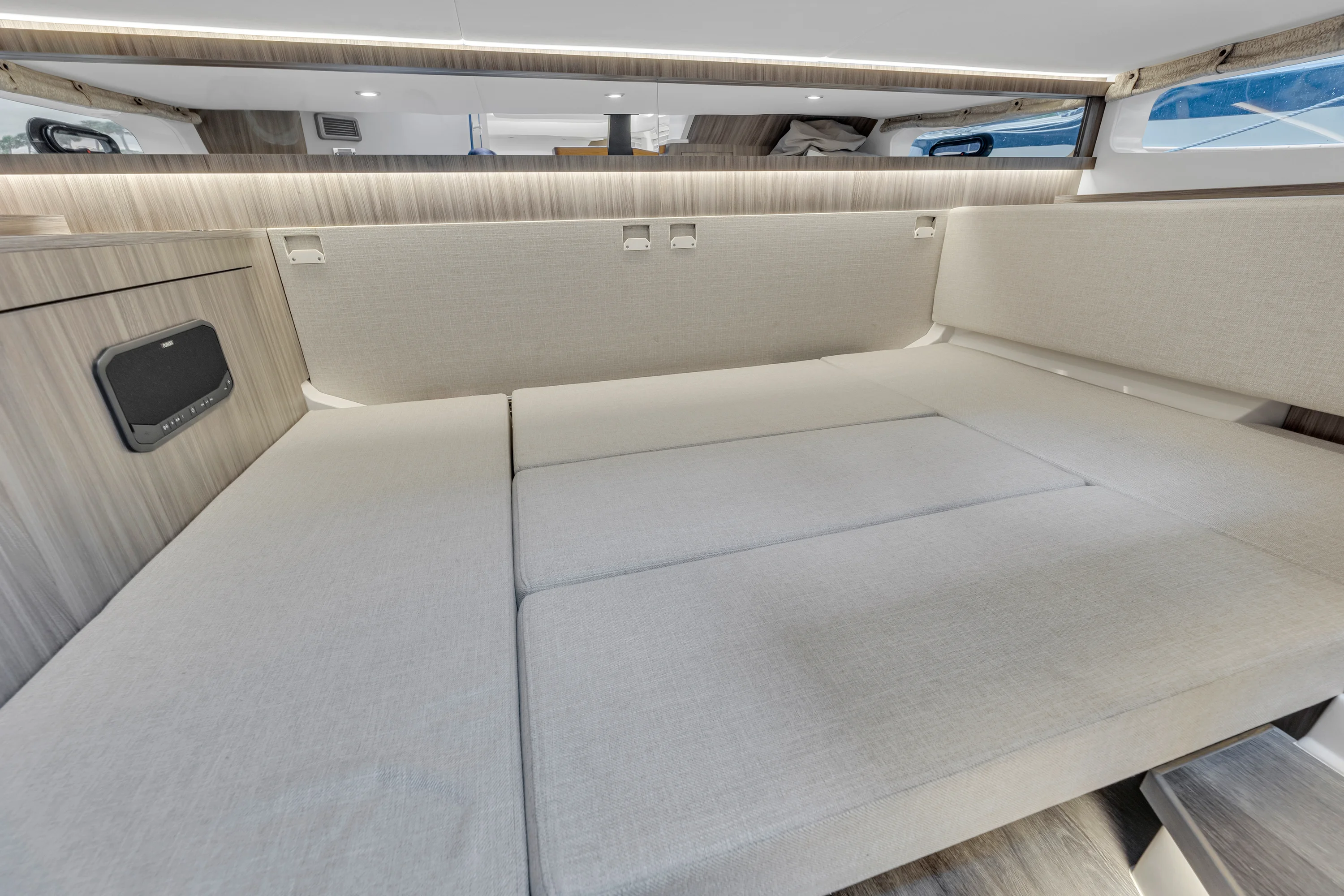 2023 Sea Ray 370 Sundancer Image Thumbnail #40
