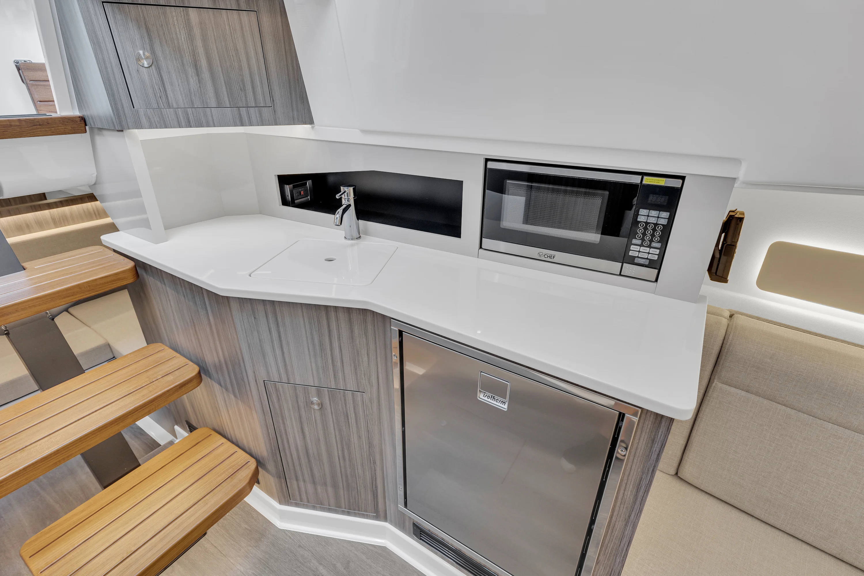 2023 Sea Ray 370 Sundancer Image Thumbnail #19