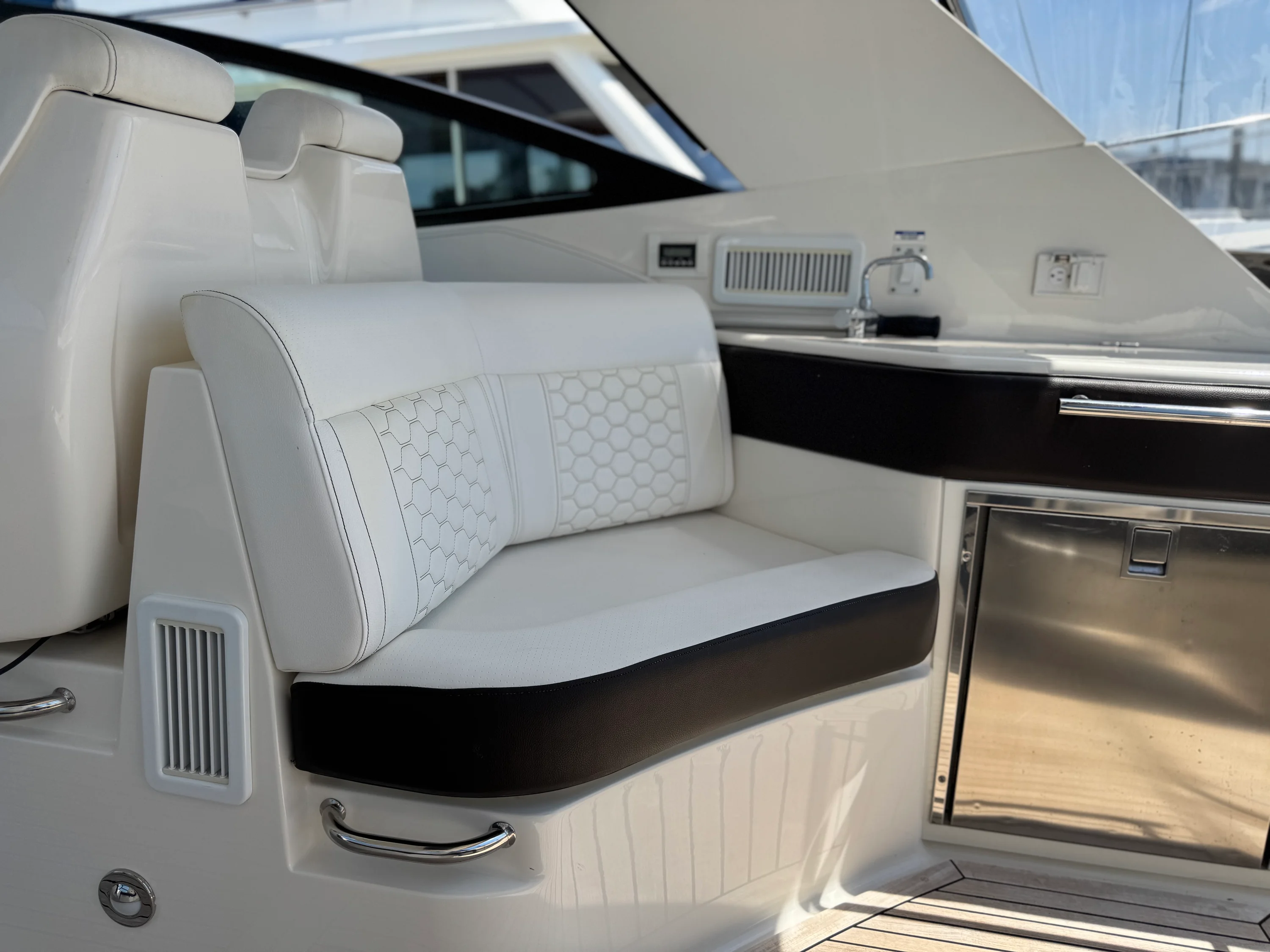 2019 Sea Ray 320 SUNDANCER Image Thumbnail #28