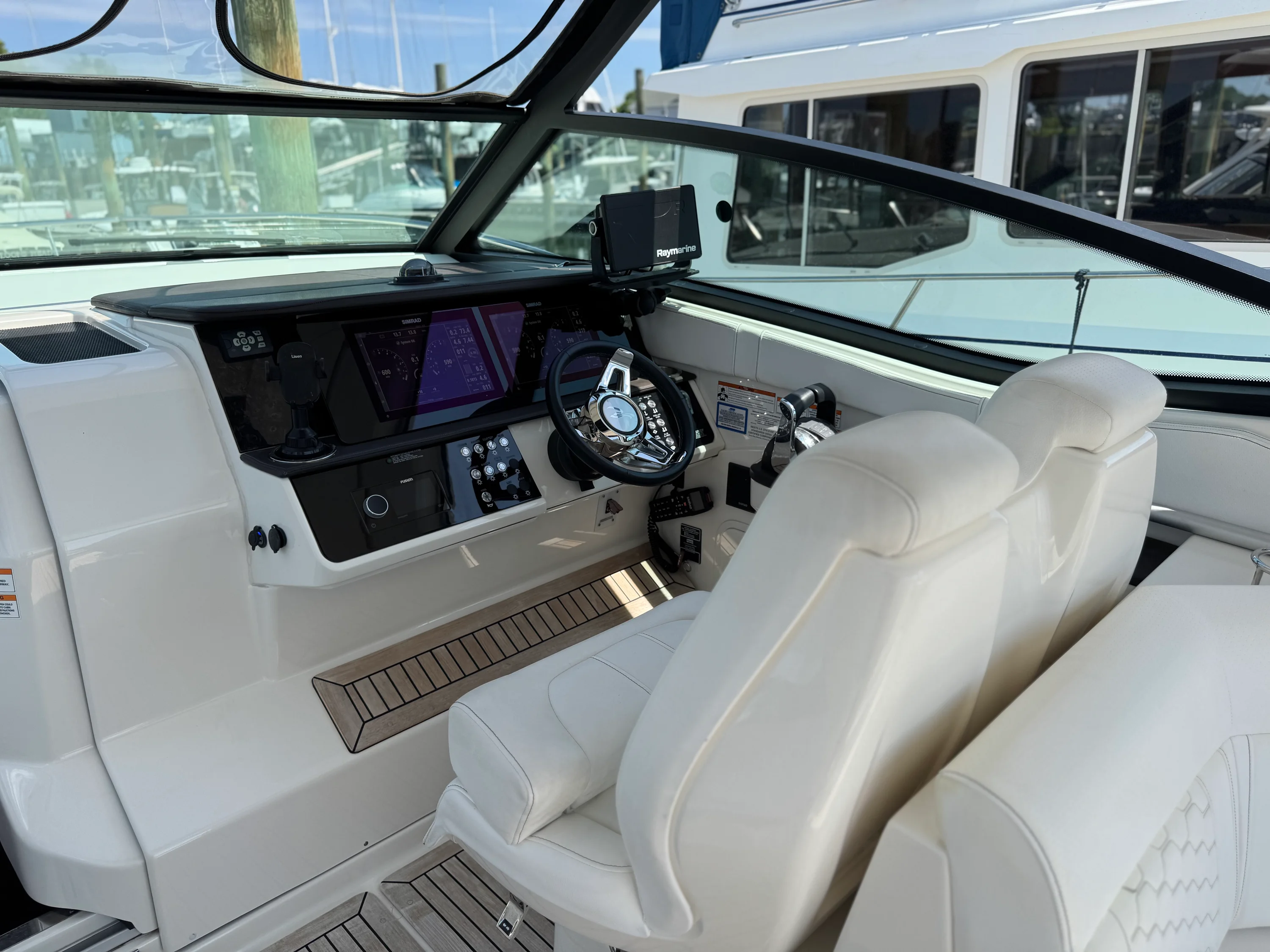 2019 Sea Ray 320 SUNDANCER Image Thumbnail #23