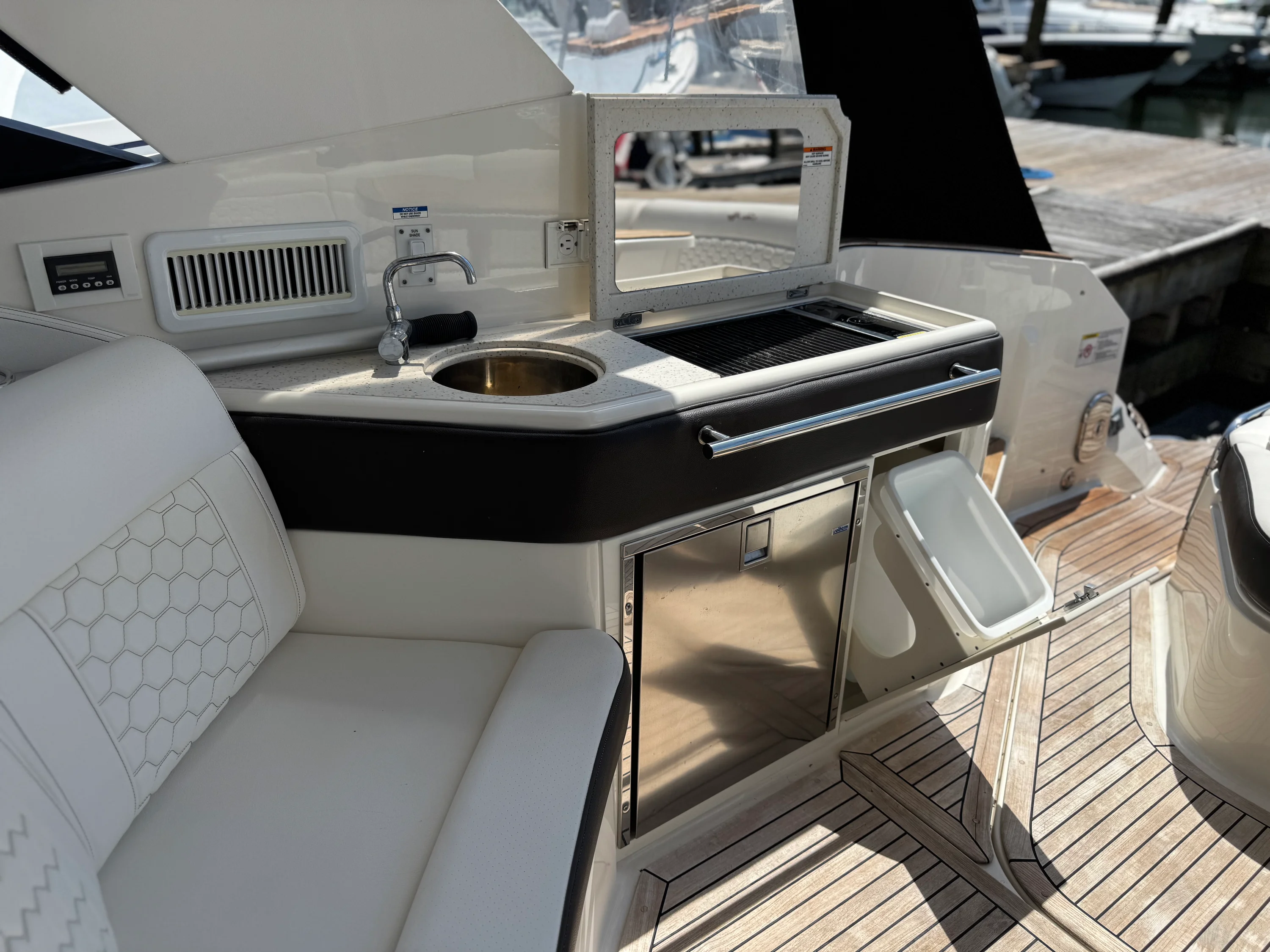 2019 Sea Ray 320 SUNDANCER Image Thumbnail #30