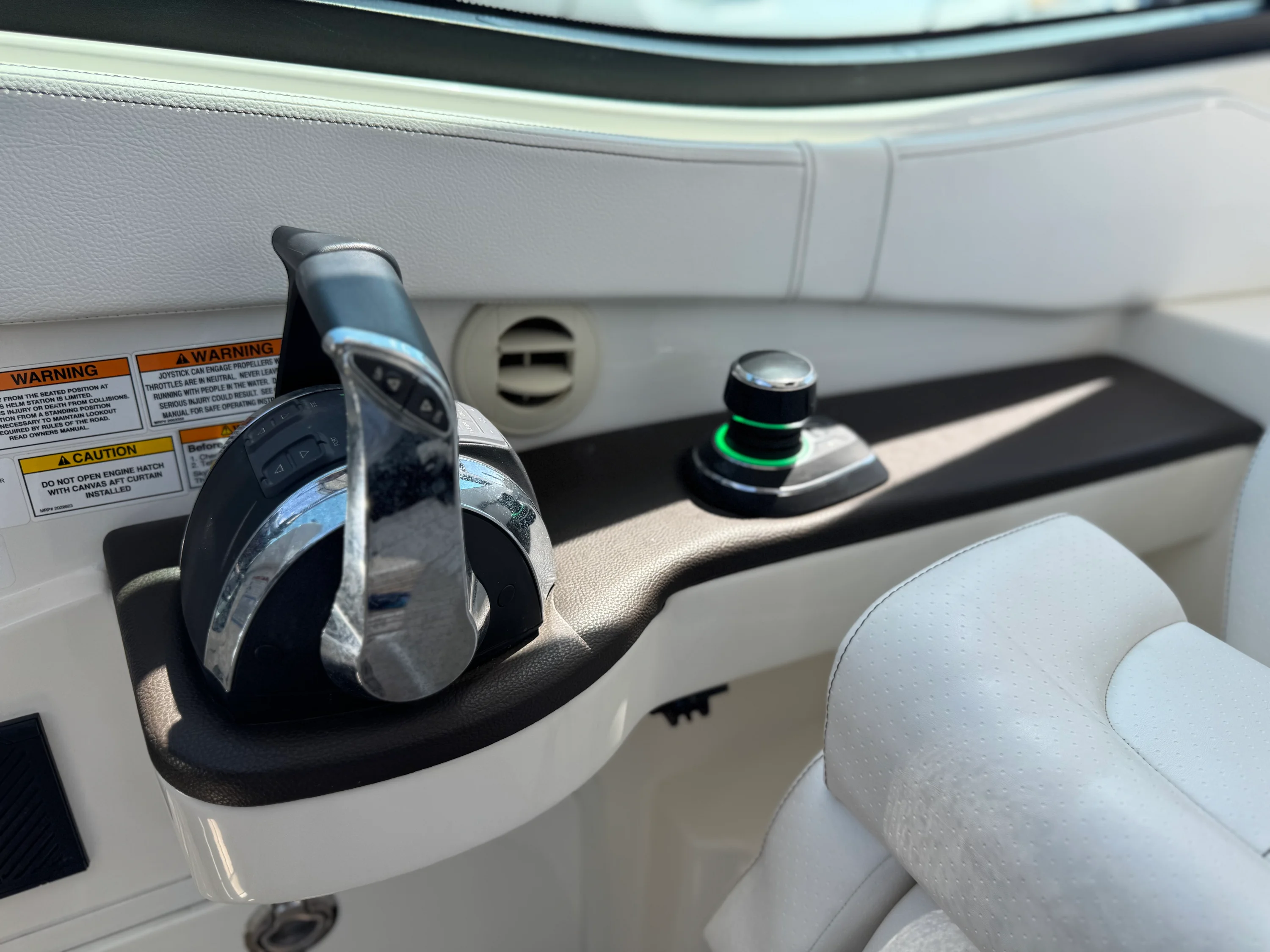 2019 Sea Ray 320 SUNDANCER Image Thumbnail #33