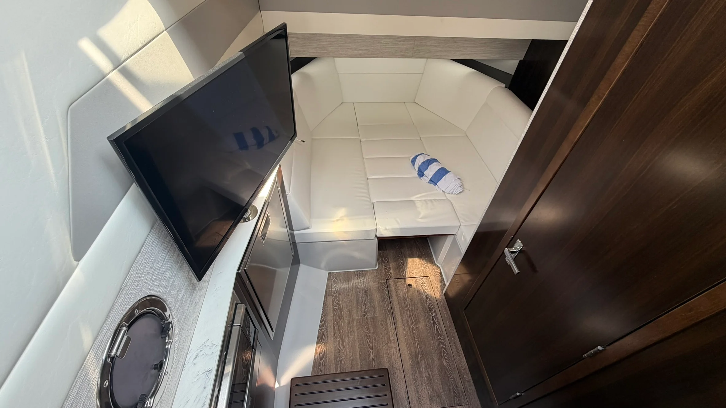 2023 Cruisers Yachts 42 GLS Image Thumbnail #30