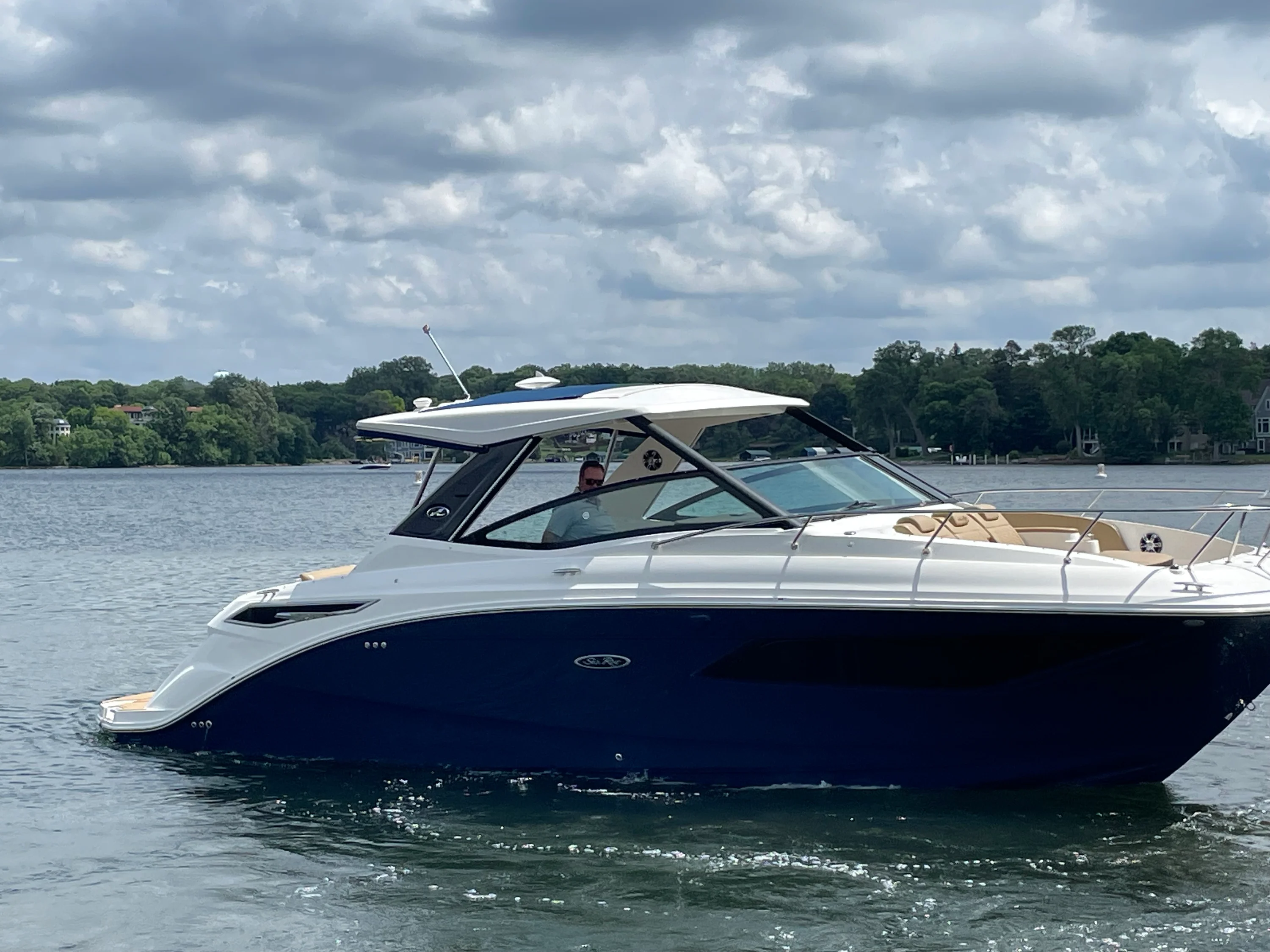2020 Sea Ray 320 DA Image Thumbnail #4