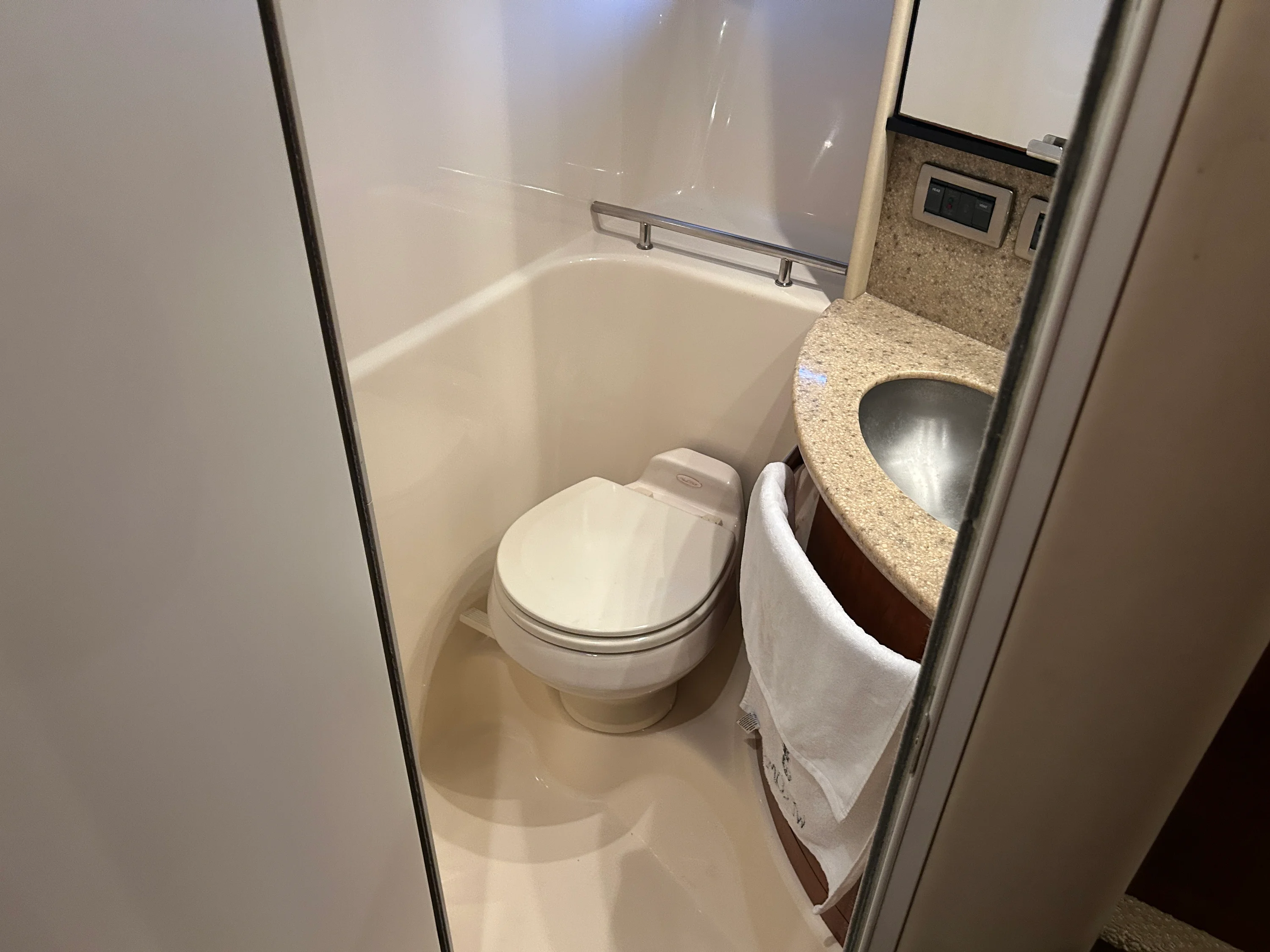 2004 Sea Ray 420 DA Image Thumbnail #15