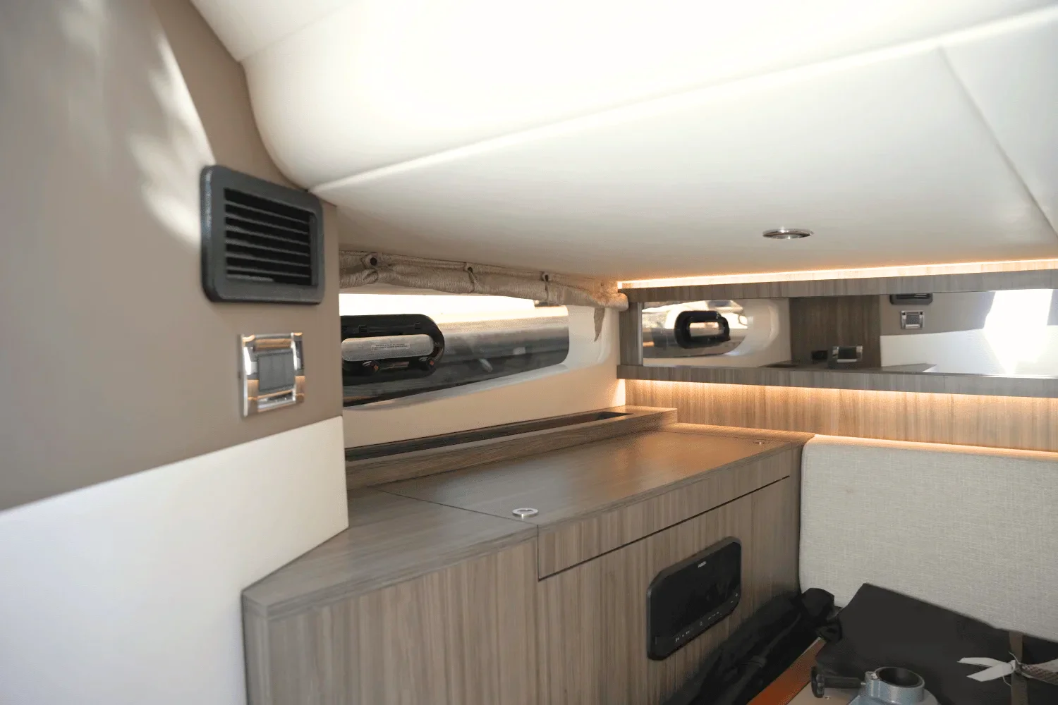 2025 Sea Ray 370 SUNDANCER Image Thumbnail #42