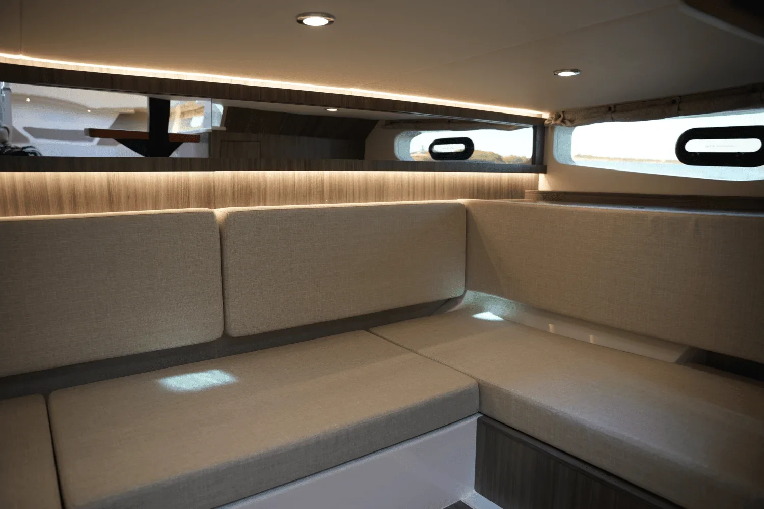 2025 Sea Ray 370 SUNDANCER Image Thumbnail #40