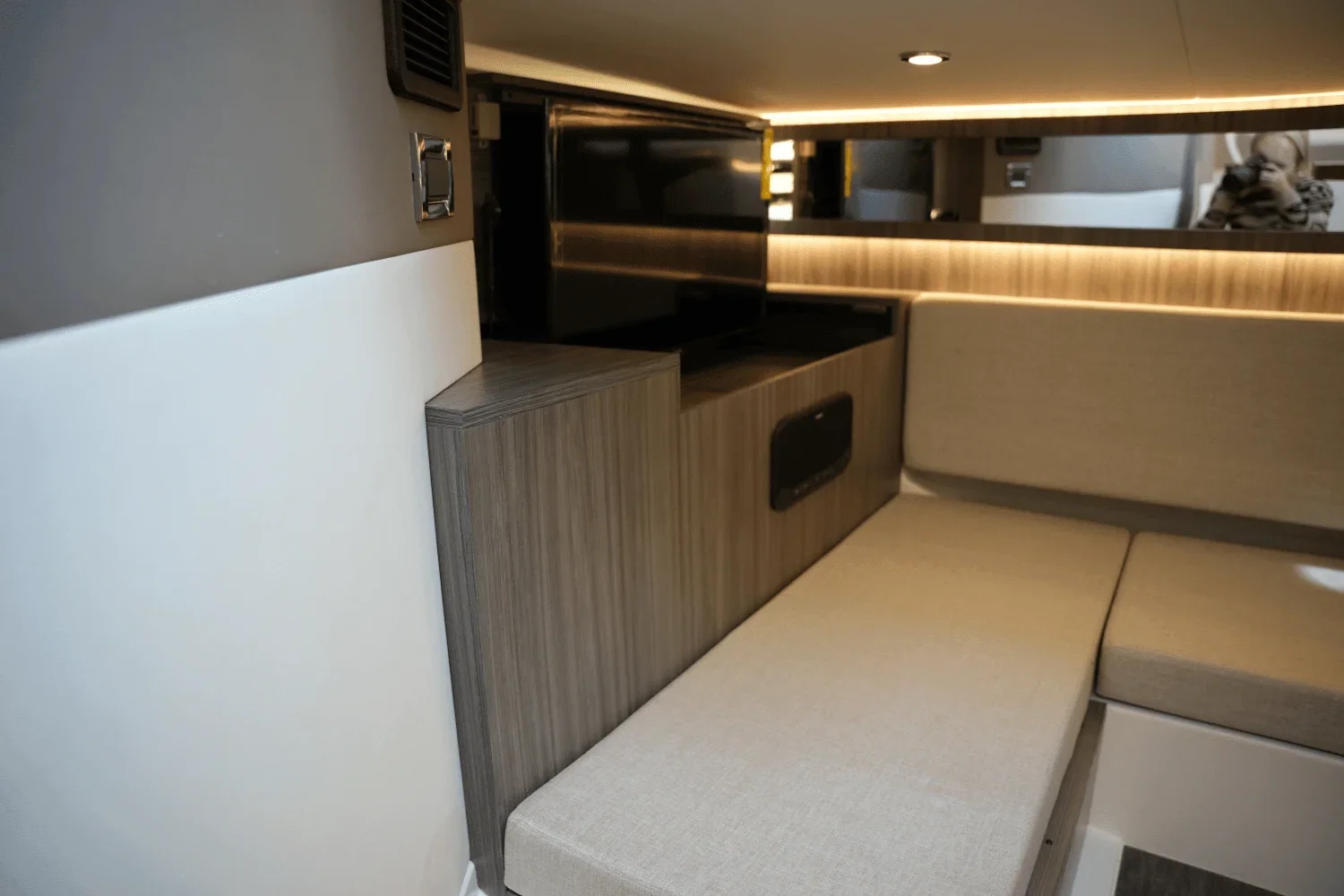 2025 Sea Ray 370 SUNDANCER Image Thumbnail #39
