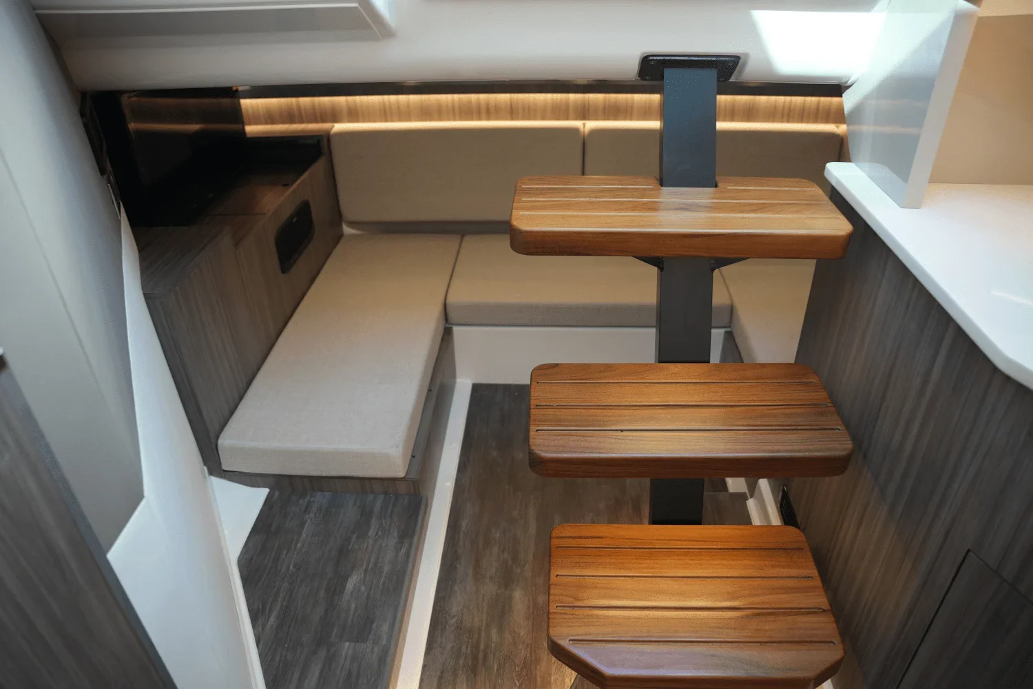 2025 Sea Ray 370 SUNDANCER Image Thumbnail #38