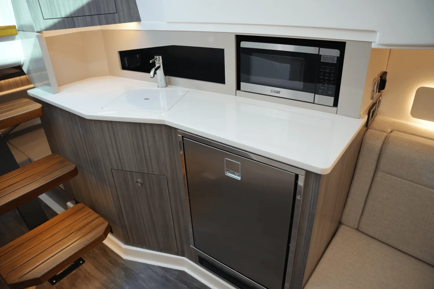2025 Sea Ray 370 SUNDANCER Image Thumbnail #37