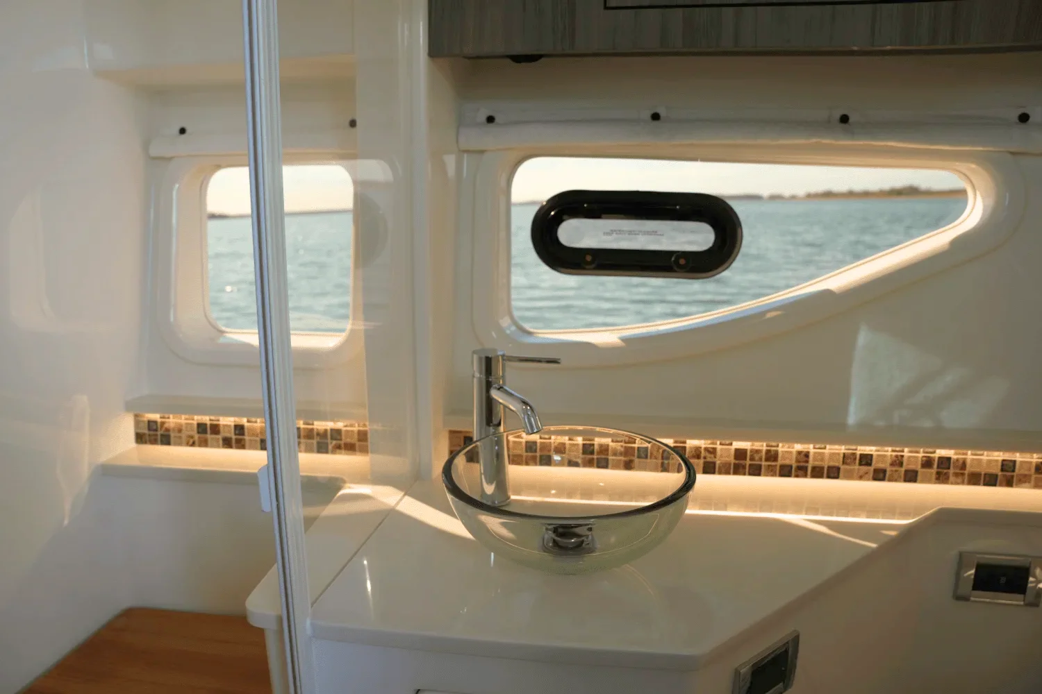 2025 Sea Ray 370 SUNDANCER Image Thumbnail #43