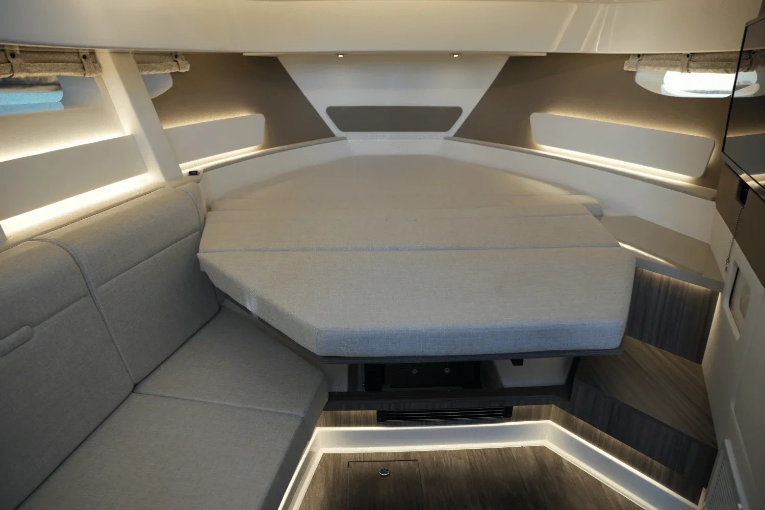 2025 Sea Ray 370 SUNDANCER Image Thumbnail #36