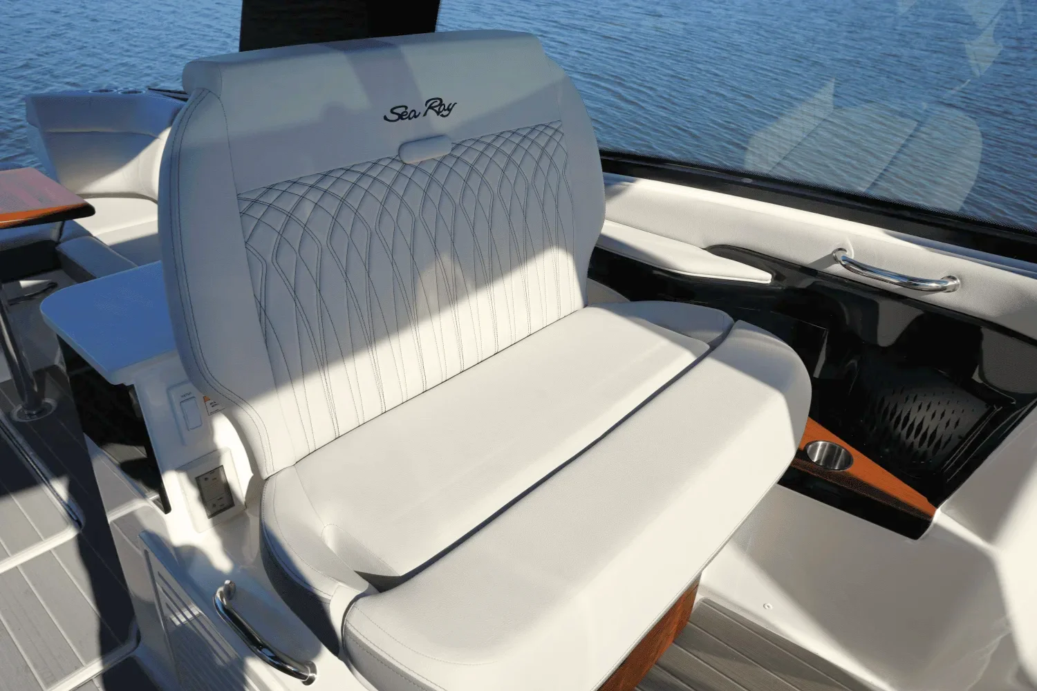 2025 Sea Ray 370 SUNDANCER Image Thumbnail #26