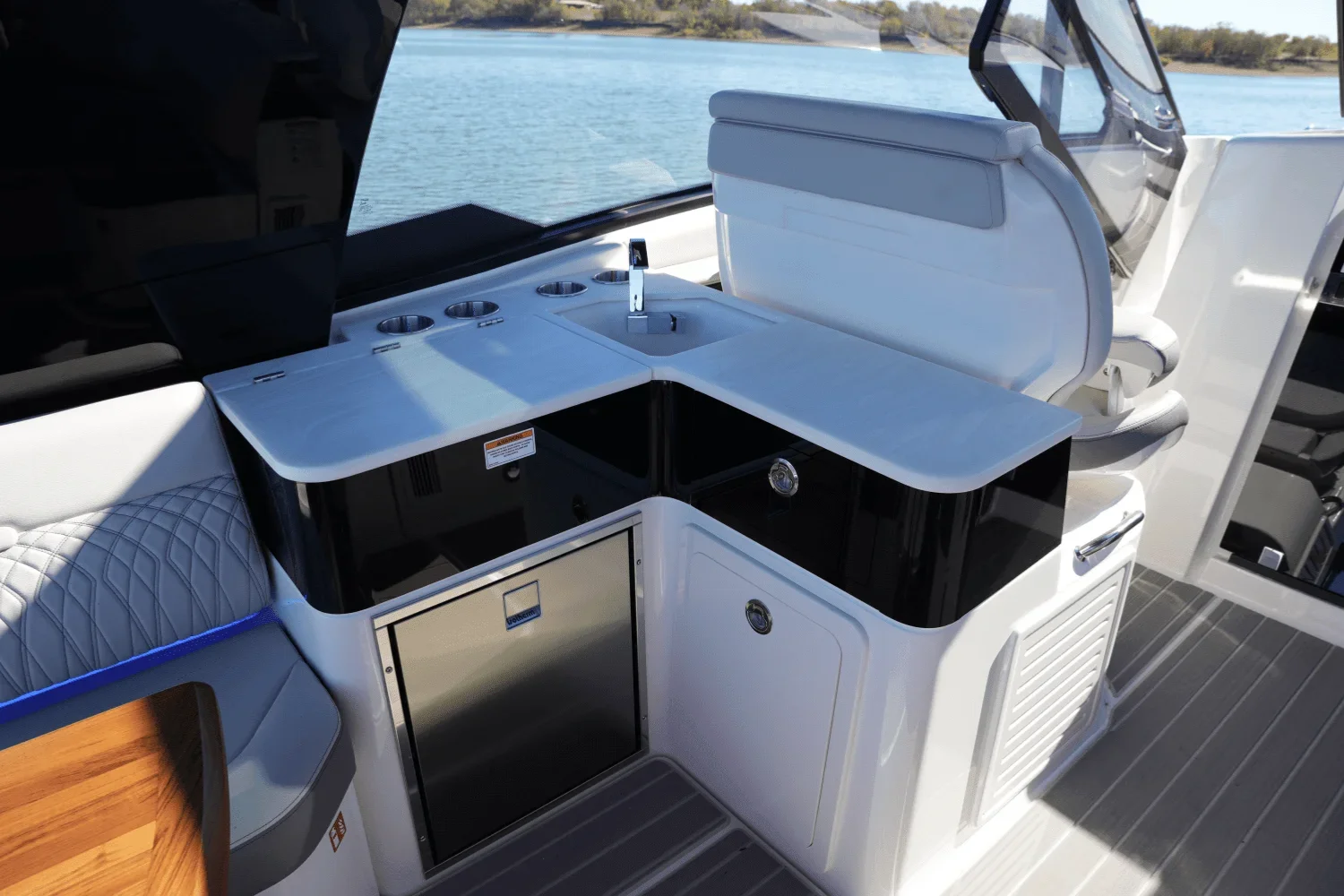 2025 Sea Ray 370 SUNDANCER Image Thumbnail #18