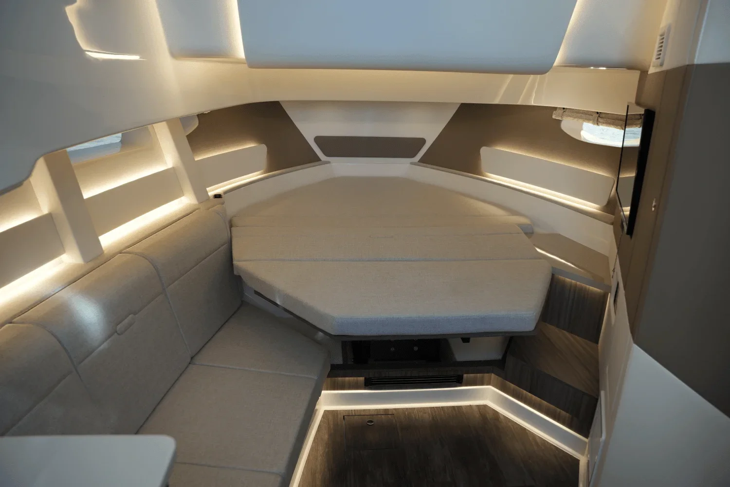 2025 Sea Ray 370 SUNDANCER Image Thumbnail #35