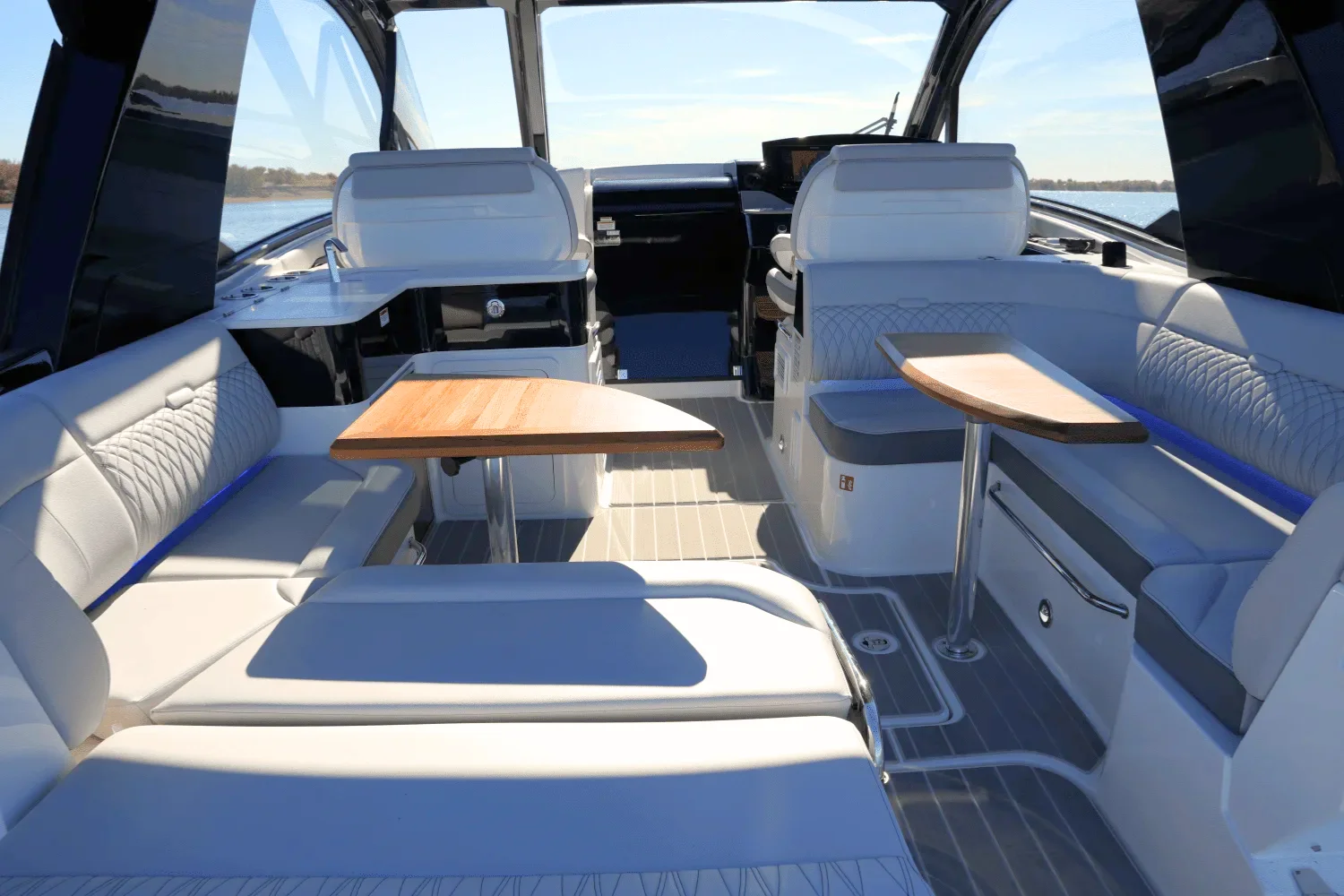 2025 Sea Ray 370 SUNDANCER Image Thumbnail #14