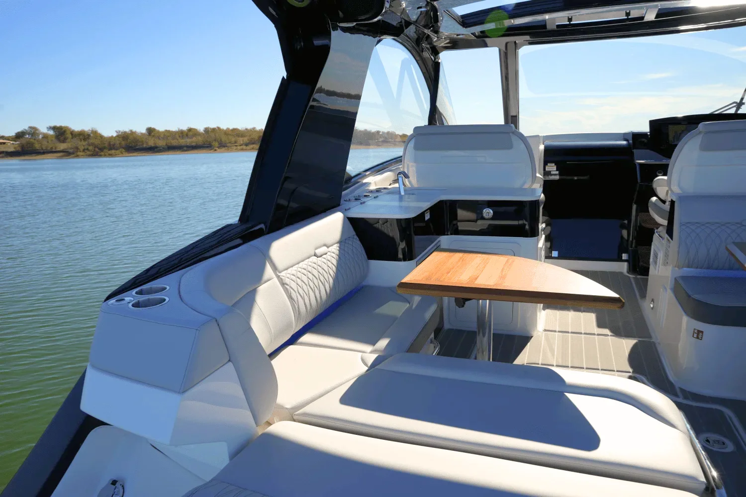 2025 Sea Ray 370 SUNDANCER Image Thumbnail #16