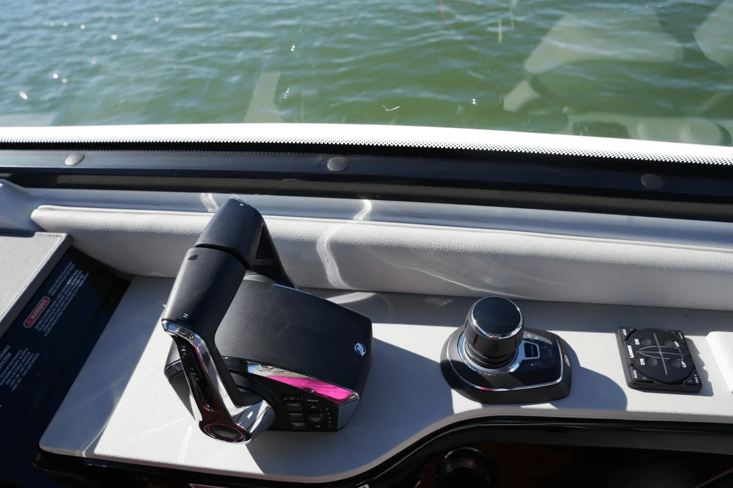 2025 Sea Ray 370 SUNDANCER Image Thumbnail #22