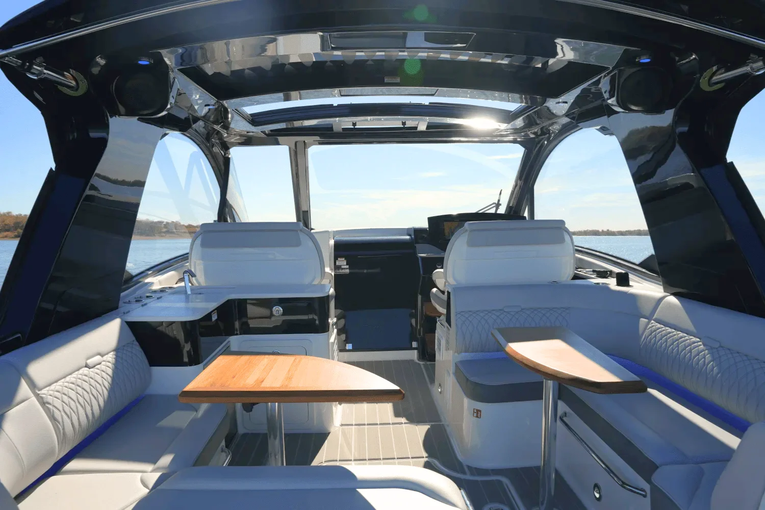 2025 Sea Ray 370 SUNDANCER Image Thumbnail #15