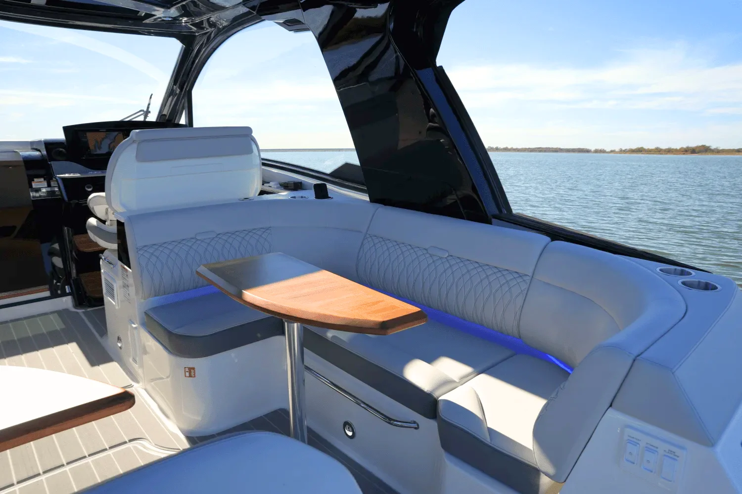 2025 Sea Ray 370 SUNDANCER Image Thumbnail #13