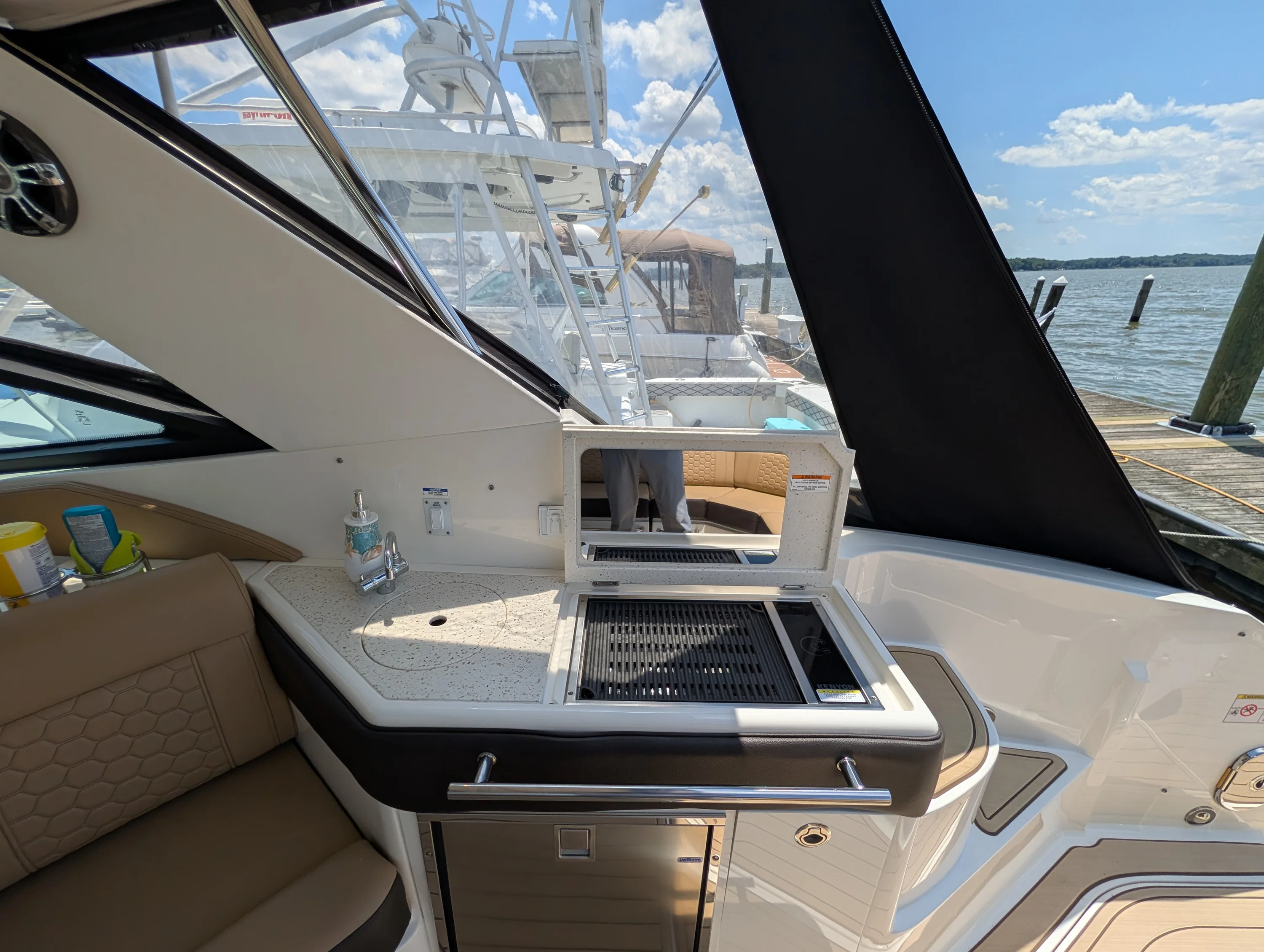 2019 Sea Ray 320 SUNDANCER Image Thumbnail #11