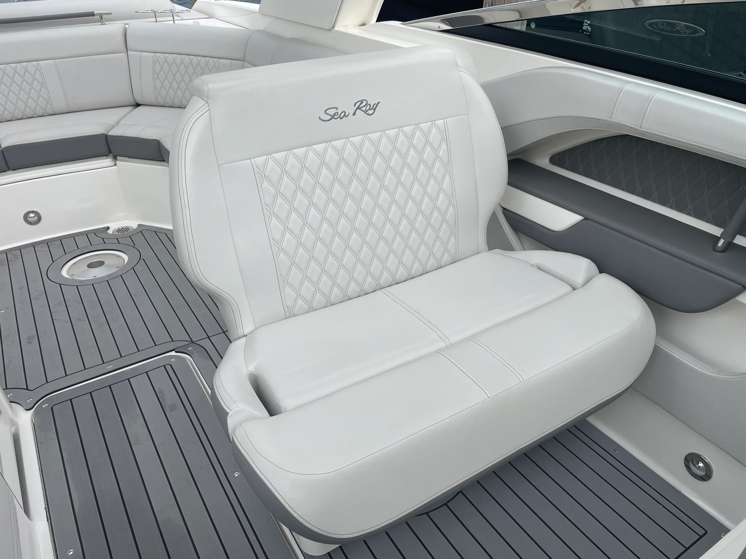 2021 Sea Ray SLX 310 Image Thumbnail #31