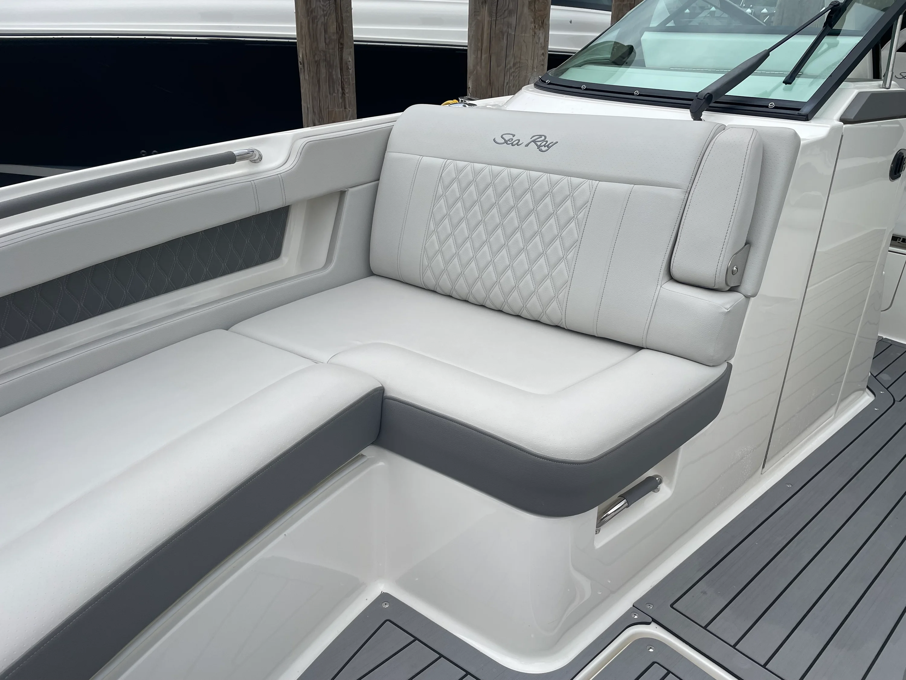 2021 Sea Ray SLX 310 Image Thumbnail #8