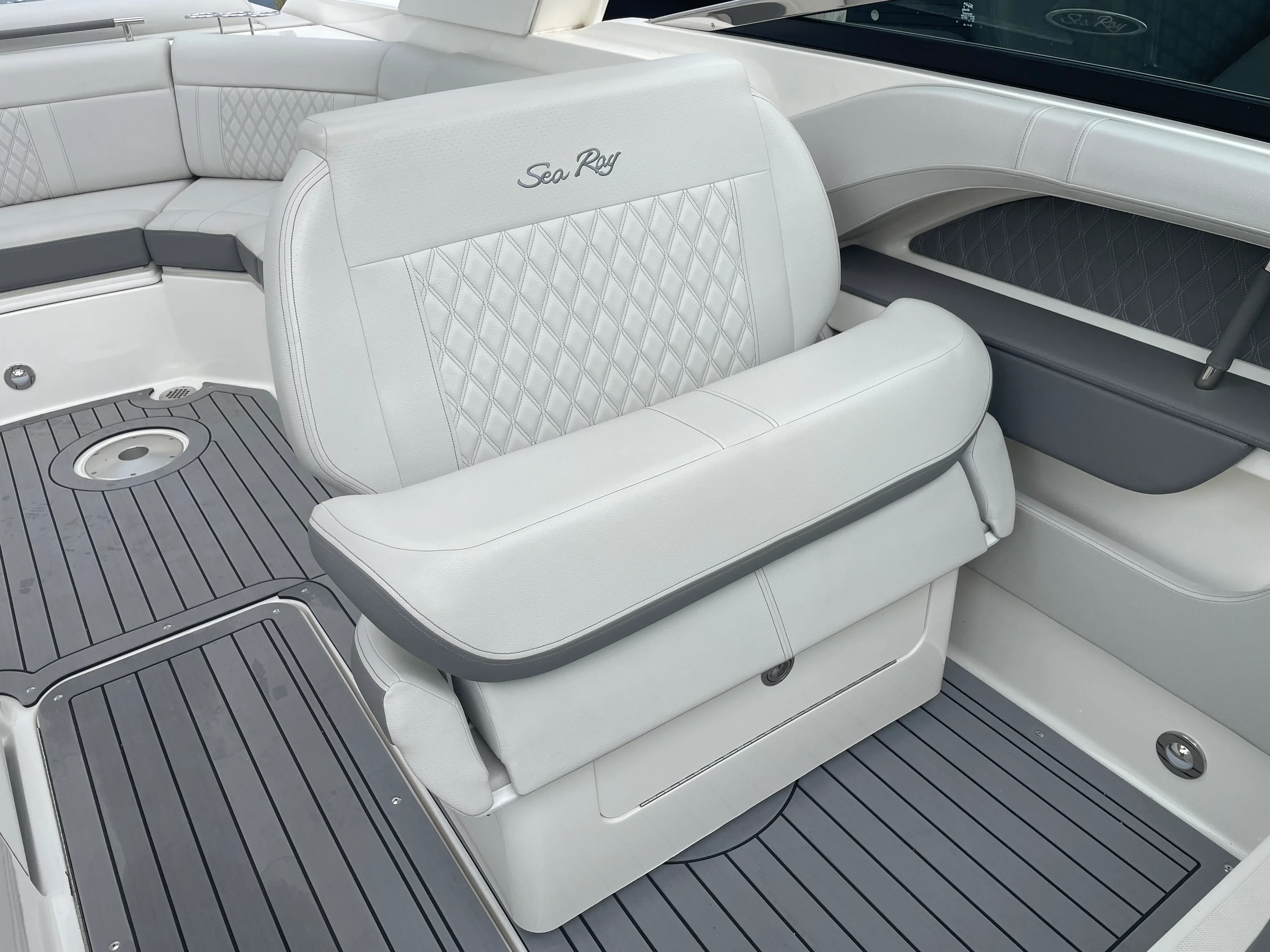 2021 Sea Ray SLX 310 Image Thumbnail #32