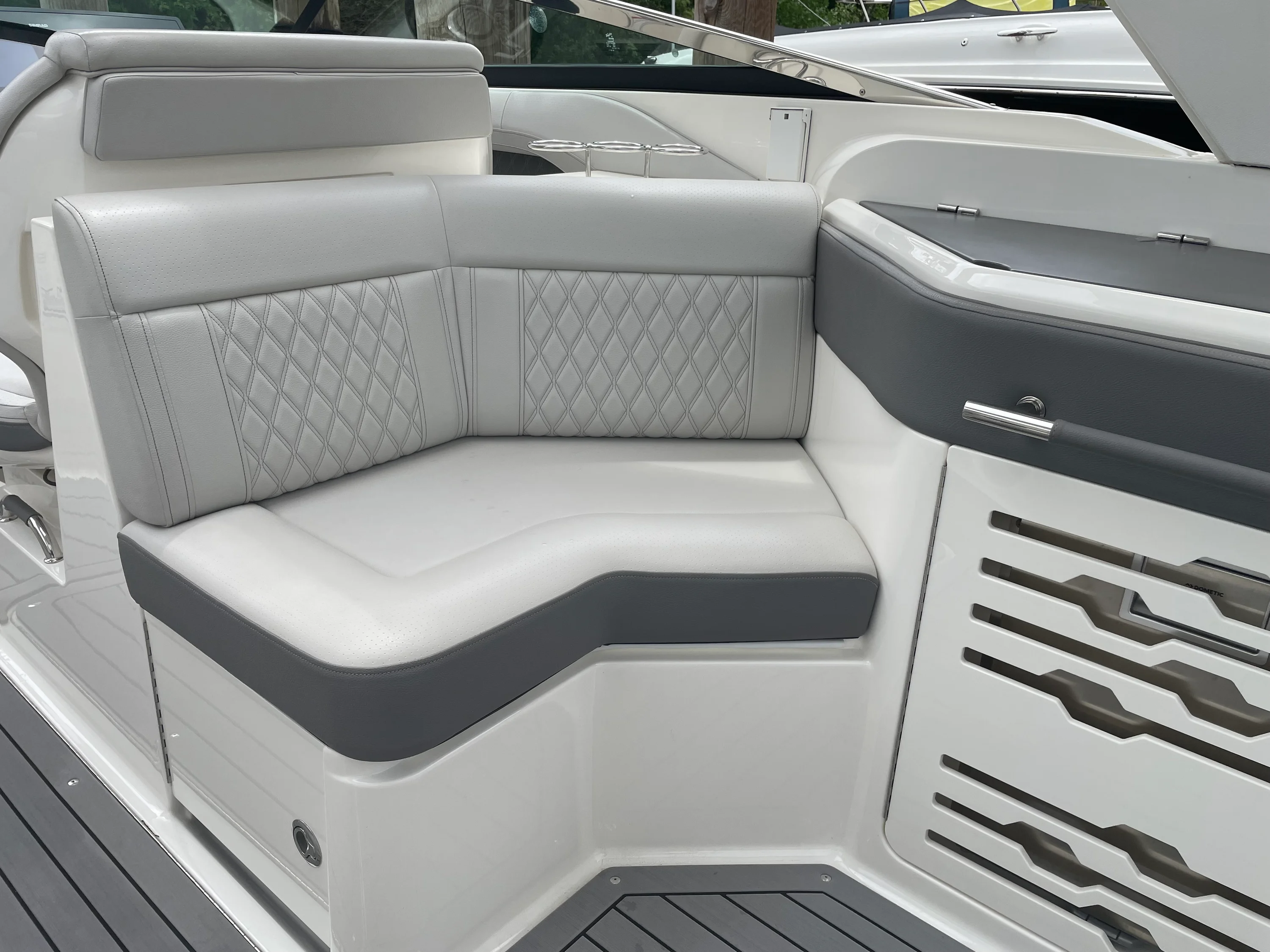 2021 Sea Ray SLX 310 Image Thumbnail #12